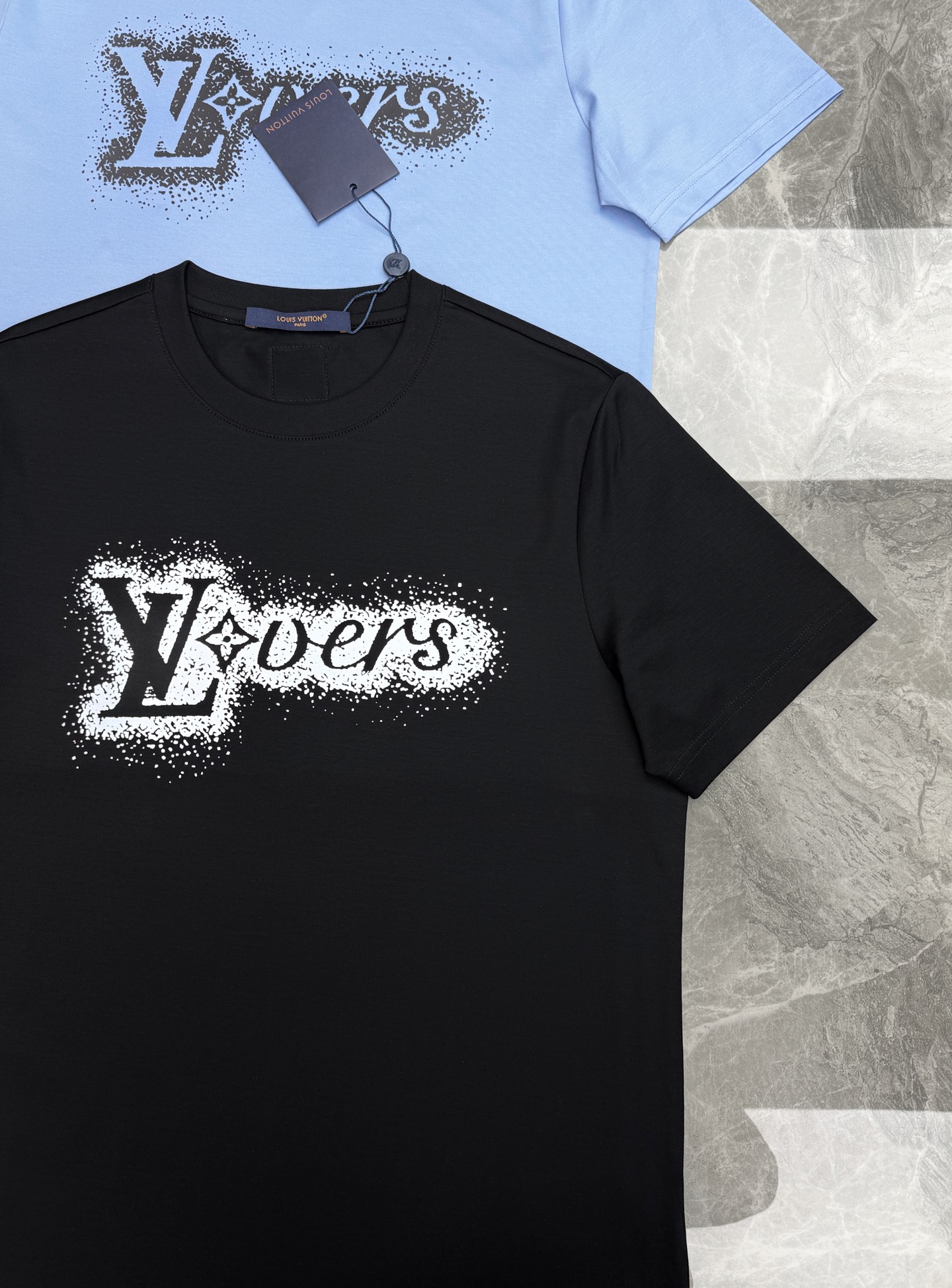 驴牌-LV春夏Lovers喷绘字母修身丝光棉短袖.街头艺术喷绘质感「LV Lovers」标识，颗粒点状晕染边框，复古美式