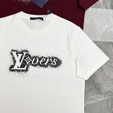 驴牌-LV春夏Lovers喷绘字母修身丝光棉短袖.街头艺术喷绘质感「LV Lovers」标识,颗粒点状晕染边框,复古美式 驴牌-LV春夏Lovers喷绘字母修身丝光棉短袖.街头艺术喷绘质感「LV Lovers」标识,颗粒点状晕染边框,复古美式