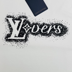驴牌-LV春夏Lovers喷绘字母修身丝光棉短袖.街头艺术喷绘质感「LV Lovers」标识,颗粒点状晕染边框,复古美式 驴牌-LV春夏Lovers喷绘字母修身丝光棉短袖.街头艺术喷绘质感「LV Lovers」标识,颗粒点状晕染边框,复古美式