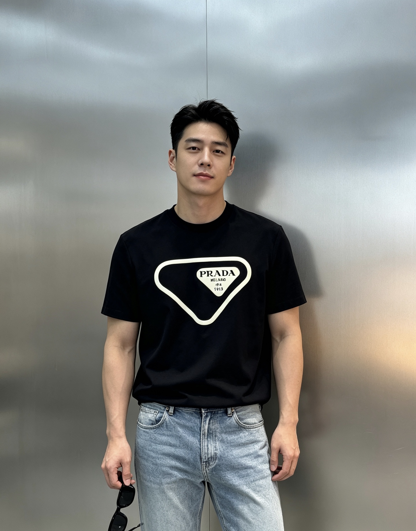 NO:916466,Prada 26s new mercerized cotton T-shirt. The classic inverted triangle shape on the chest is super eye-catching, and the laser technology three-dimensional brand shape. Solid lines outline the edges, simple and recognizable. 'PRADA' on the chest  MILANO' is full of brand sense. High-quality 200g mercerized cotton fabric, comfortable and breathable to wear, easy to wear in daily casual or street style, fashionable and versatile! Color black. White. Size M-4XL slim fit (/145 catties recommended XL), prada, prada, tees, t-shirt,19860909Prada普拉达26s新品丝光棉T恤.胸前经典倒三角造型超吸睛,雷射工艺立体品牌造型.实线勾勒边缘,简约又有辨识度.胸前“PRADA MILANO”字样满满品牌感计.高品质200g丝光棉面料,穿着舒适透气,日常休闲或街头风都能轻松驾驭,时尚又百搭!颜色黑色.白色.码数M-4XL修身版型（/145斤建议XL）,,prada,prada,tees，t-shirt,,Men's clothing
