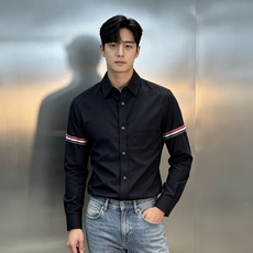 ThomBrowne TB 双袖标衬衫外套,最高版本🌟翻领中长款衬衫夹克,双袖标织带装饰;定制字母logo纽扣,上身效果 ThomBrowne TB 双袖标衬衫外套,最高版本🌟翻领中长款衬衫夹克,双袖标织带装饰;定制字母logo纽扣,上身效果