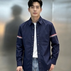 ThomBrowne TB 双袖标衬衫外套,最高版本🌟翻领中长款衬衫夹克,双袖标织带装饰;定制字母logo纽扣,上身效果 ThomBrowne TB 双袖标衬衫外套,最高版本🌟翻领中长款衬衫夹克,双袖标织带装饰;定制字母logo纽扣,上身效果