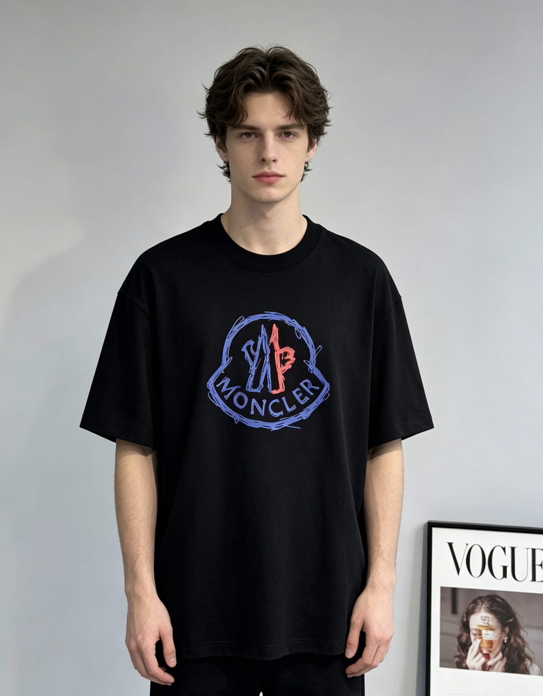 NO:918408,Moncler's new graffiti printed short-sleeves are a must-have for trendy people. The high-count 280g pure cotton fabric is the same for men and women. It is moisture-absorbent and breathable, and will not easily deform after repeated washing!  Three-dimensional heat transfer process, the printing is full and three-dimensional, strong and durable. Red and blue contrasting hand-painted badges, unique and recognizable design for fashionistas. Classic round neck + loose tailoring, not picky about body shape, a must-have item for boys' wardrobes!  Available in both black and white, you can’t go wrong if you close your eyes~European sizes S-XL (2xl can be customized)/145 pounds. Recommended for M, T-shirt,19860909Moncler新款涂鸦印花短袖上新潮人必备.男女同款高支280g纯棉面料,吸湿透气,反复水洗不易变形！立体烫画工艺,印花饱满立体,牢固耐穿.红蓝撞色手绘徽章,潮人专属辨识度设计.经典圆领+宽松剪裁,不挑身形,男生衣橱刚需款！黑白双色齐发,闭眼入都不出错～欧码S-XL（2xl可订做）/145斤建议M,,T-shirt,,Men's clothing
