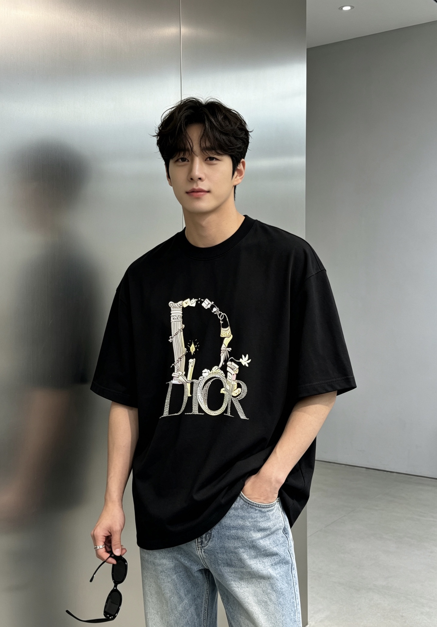 NO:918460,DIOR Dior's limited edition artistic graffiti hot-drilled cotton T-shirt. The same style for men and women is inspired by DIOR's classic letter logo. It combines the brand's iconic elements with artistic graffiti style, and is matched with full-length rhinestone technology. It perfectly combines French elegance and street fashion. It is a high-definition tool for summer wear. Select heavyweight high-end double-strand 230  g Pure cotton fabric, soft and skin-friendly, breathable and sweat-absorbent, pre-shrunk, not easily deformed after long-term wear, taking into account the comfort of daily wear and the crisp texture of high-end clothing. The loose shoulder silhouette, the same design for men and women, is not picky about body shape, easy to create a lazy and casual street style, and can also be adapted to light business mix-and-match scenes. All three standards!  Color black. Pink. White. Size S-3XL slightly expanded version (175/catties recommended L), dior, dior, tees, t-shirt,19860909DIOR迪奥限定艺术涂鸦烫钻纯棉T恤.男女同款以DIOR经典字母标识为灵感,将品牌标志性元素与艺术涂鸦风格结合,搭配满幅烫钻工艺,把法式优雅与街头潮流完美融合,是夏季穿搭的高定感利器.甄选重磅高支双股230g纯棉面料,触感柔软亲肤,透气吸汗,经过预缩水处理,久穿不易变形,兼顾日常穿着的舒适感与高端服饰的挺括质感.宽松落肩廓形,男女同款设计,不挑身材,轻松打造慵懒随性的街头造型,也能适配轻商务混搭场景.三标齐！颜色黑色.粉色.白色.码数S-3XL微扩版型（175/斤建议L）,,dior,dior,tees，t-shirt,,Men's clothing