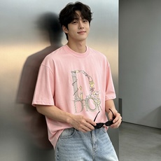 DIOR迪奥限定艺术涂鸦烫钻纯棉T恤.男女同款❤️以DIOR经典字母标识为灵感,将品牌标志性元素与艺术涂鸦风格结合,搭配 DIOR迪奥限定艺术涂鸦烫钻纯棉T恤.男女同款❤️以DIOR经典字母标识为灵感,将品牌标志性元素与艺术涂鸦风格结合,搭配