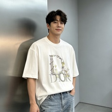 DIOR迪奥限定艺术涂鸦烫钻纯棉T恤.男女同款❤️以DIOR经典字母标识为灵感,将品牌标志性元素与艺术涂鸦风格结合,搭配 DIOR迪奥限定艺术涂鸦烫钻纯棉T恤.男女同款❤️以DIOR经典字母标识为灵感,将品牌标志性元素与艺术涂鸦风格结合,搭配