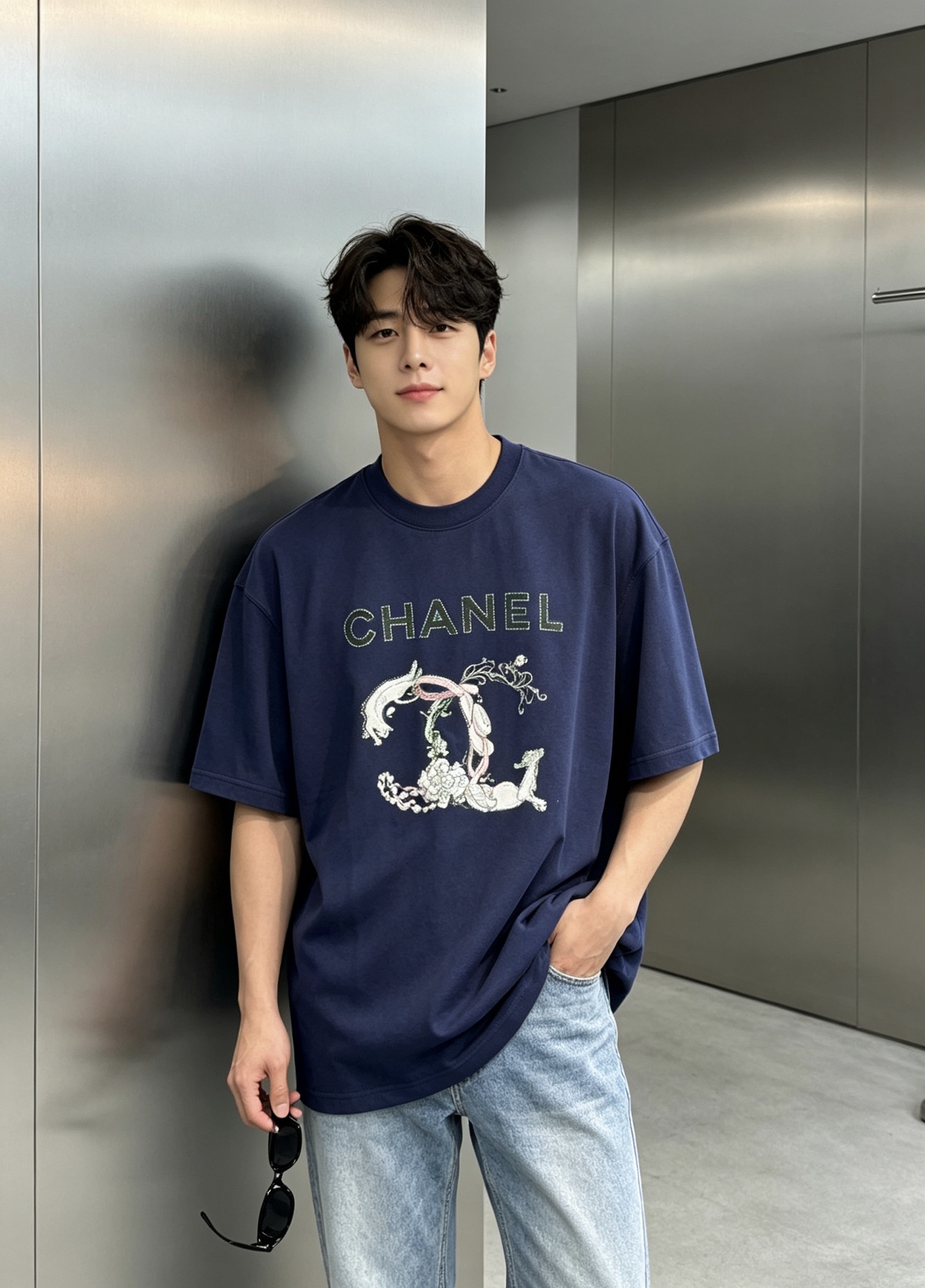 NO:918459,CHANEL  High-end hot diamond double C trendy brand T-shirt. Same style for men and women. This T-shirt is inspired by CHANEL's iconic double C element, combines romantic illustration printing and hot diamond technology, and perfectly integrates luxury and street trends to create a summer item with both high-end texture and fashionable attitude. Select heavyweight high-count 230g pure cotton  The fabric is soft to the touch and skin-friendly, breathable and sweat-absorbent. It has been pre-shrunk and will not easily deform after long-term wear. It combines the comfort of daily wear with the crisp texture of high-end clothing. The loose-shouldered version is not picky about body shapes. The design is the same for men and women. It is easy to create a lazy and casual street style and is suitable for a variety of wearing scenarios. All three standards!  Color: Dark blue. Off-white. Colorful blue. Size: S-3XL slightly enlarged version (175/catties recommended L), chanel, tees, t-shirt,19860909CHANEL 高定烫钻双C潮牌T恤.男女同款这款T恤以CHANEL标志性的双C元素为灵感,结合浪漫插画印花与烫钻工艺,将奢华与街头潮流完美融合,打造出兼具高级质感与时尚态度的夏季单品.甄选重磅高支230g纯棉面料,触感柔软亲肤,透气吸汗,经过预缩水处理,久穿不易变形,兼顾日常穿着的舒适感与高端服饰的挺括质感.宽松落肩版型,不挑身材,男女同款设计,轻松打造慵懒随性的街头造型,适配多种穿搭场景.三标齐！颜色深蓝.米白.彩蓝.码数S-3XL微扩版型（175/斤建议L）,,chanel,tees，t-shirt,,Men's clothing