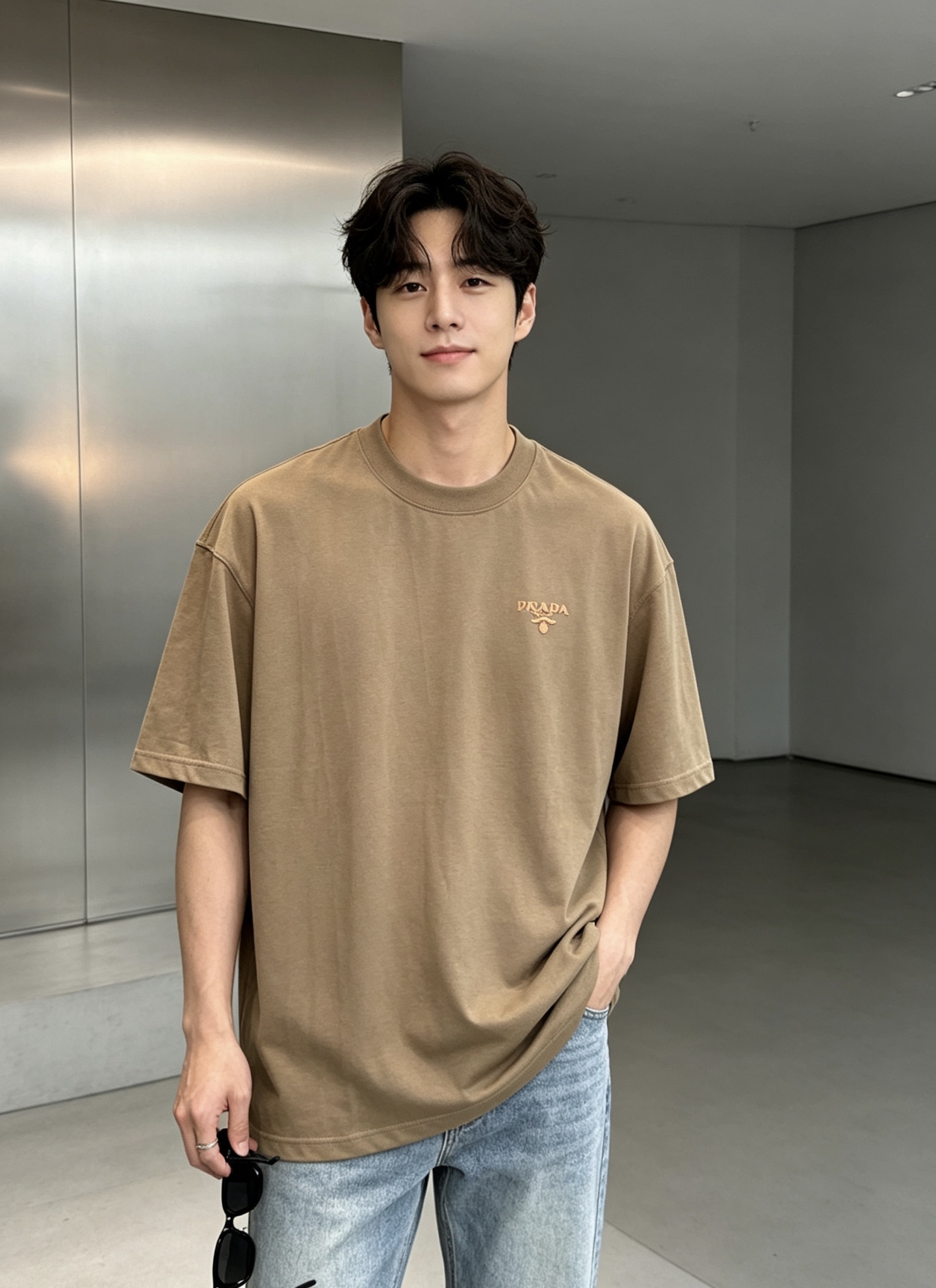 NO:918458,The popular Prada basic T-shirt | Light luxury and relaxed feel!  PRADA's classic short-sleeved T-shirt with floral logo. The same solid color matching for men and women. The minimalist silhouette reshapes the Italian high-end texture. The high-count combed 230g pure cotton fabric is selected, soft and waxy, smooth, breathable and skin-friendly. The three-dimensional embossed logo on the chest low-key highlights the brand style!  The loose-fitting drop-shoulder cut is not picky about your body shape, and is versatile and effortless for daily use. Multiple colors are available, making it easy to choose a light, luxurious and casual look. All three standards are met!  Color black. Burgundy. Sky blue. Green. Khaki. White. Size S-3XL slightly expanded version (L is recommended for 175/145 pounds), prada, prada, T-shirt, tees, t-shirt,19860909被问爆的Prada基础款T恤｜轻奢松弛感！PRADA普拉达经典植标短袖T恤.男女同款纯色系搭配.极简廓形重塑意式高级质感.甄选高支精梳230g纯棉面料,软糯垂顺透气亲肤.胸口立体浮雕徽标,低调彰显品牌格调！宽松落肩剪裁,不挑身形,日常百搭不费力.多色可选,轻松拿捏轻奢休闲穿搭.三标齐！颜色黑色.酒红.天蓝.绿色.卡其.白色.码数S-3XL微扩版型（175/145斤建议L）,,prada,prada,T-shirt,tees，t-shirt,,Men's clothing