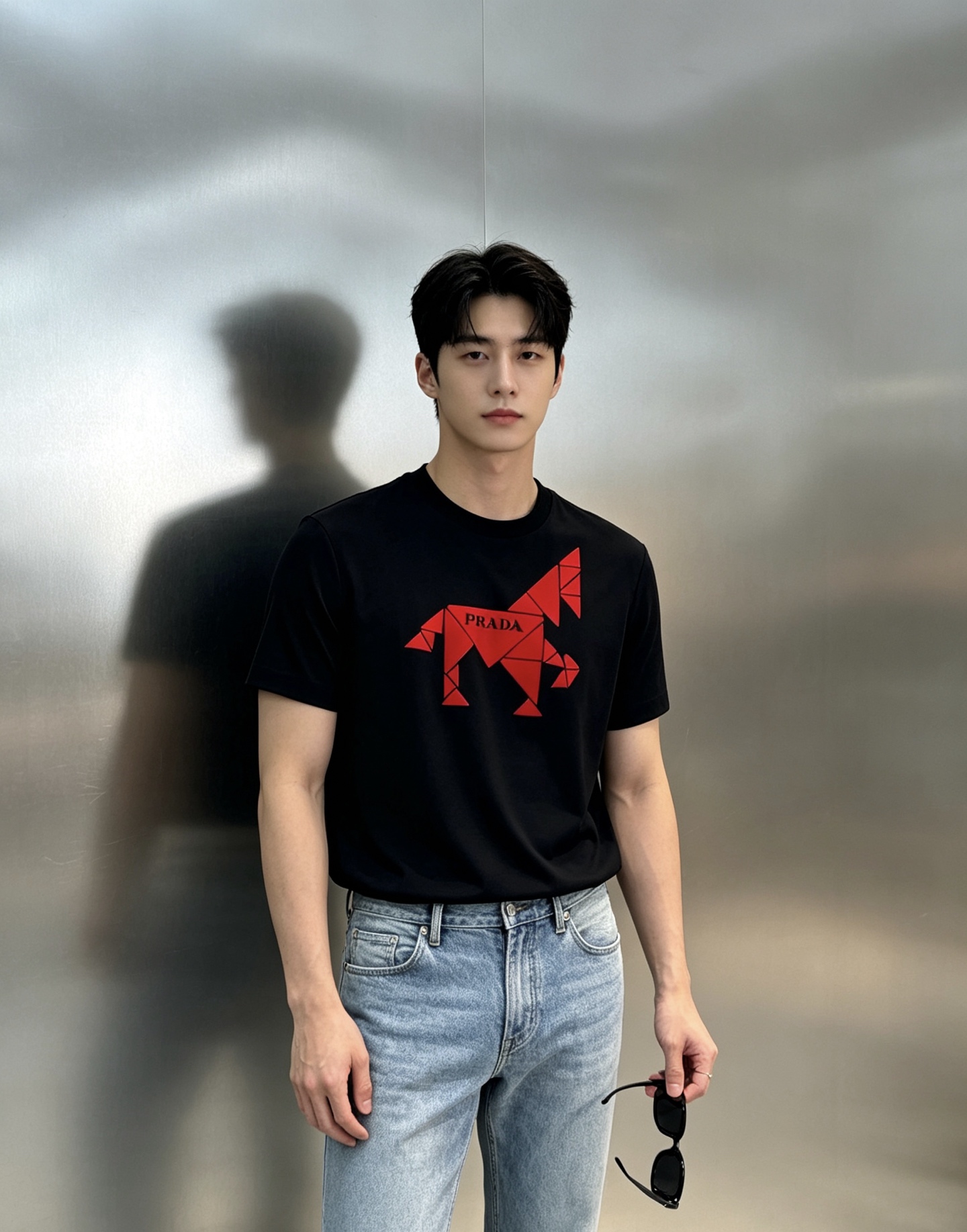 NO:918426,Prada 26s new geometric horse T-shirt is made of high-quality 200g mercerized cotton material, which is comfortable and breathable to wear. The red geometric horse pattern + brand logo on the front is highly recognizable and full of artistic sense.  . Available in black and white, versatile and easy to use in daily casual or luxury occasions. Simple design + high quality, a must-have for fashion lovers! Size M-4XL slim fit (XL recommended for 145 pounds), prada, prada, tees, t-shirt,19860909Prada普拉达26s新款几何马T恤,采用优质200g丝光棉材质,穿着舒适透气.正面红色几何马图案+品牌标志,辨识度超高,艺术感满满 .黑白两色可选,百搭不挑人,日常休闲或轻奢场合都能轻松驾驭.简约设计+高品质,时尚爱好者必入!码数M-4XL修身版型（/145斤建议XL）,,prada,prada,tees，t-shirt,,Men's clothing