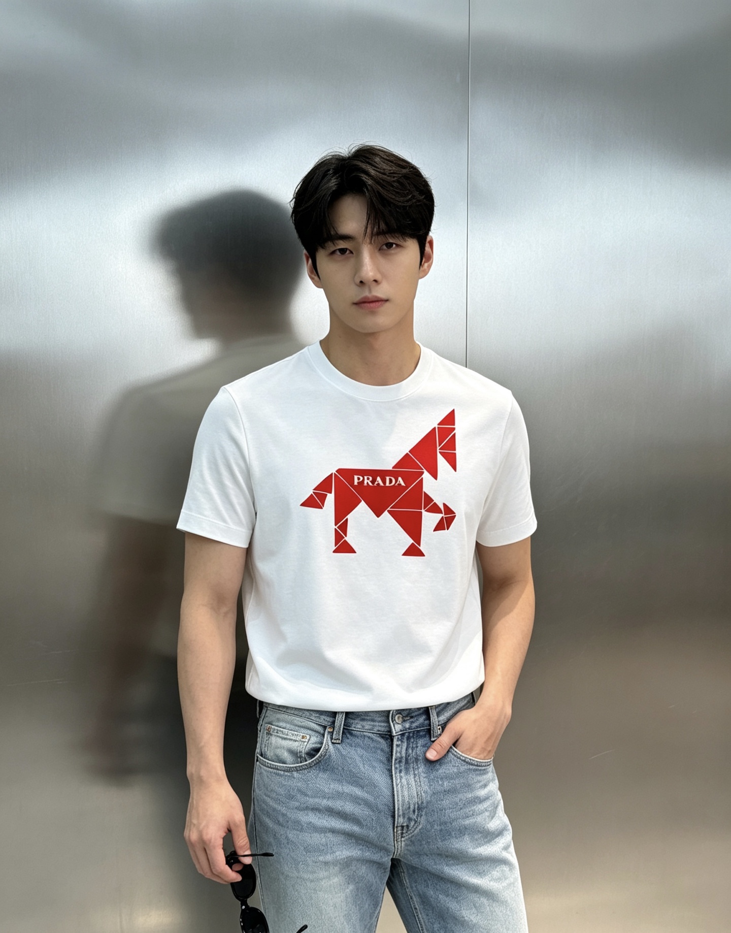 NO:947566,Prada 26s new geometric horse T-shirt is made of high-quality 200g mercerized cotton material, which is comfortable and breathable to wear. The red geometric horse pattern + brand logo on the front is highly recognizable and full of artistic sense.  . Available in black and white, versatile and easy to use in daily casual or luxury occasions. Simple design + high quality, a must-have for fashion lovers! Size M-4XL slim fit (XL recommended for 145 pounds), prada, prada, tees, t-shirt,19860909Prada普拉达26s新款几何马T恤,采用优质200g丝光棉材质,穿着舒适透气.正面红色几何马图案+品牌标志,辨识度超高,艺术感满满 .黑白两色可选,百搭不挑人,日常休闲或轻奢场合都能轻松驾驭.简约设计+高品质,时尚爱好者必入!码数M-4XL修身版型（/145斤建议XL）,,prada,prada,tees，t-shirt,,Men's clothing