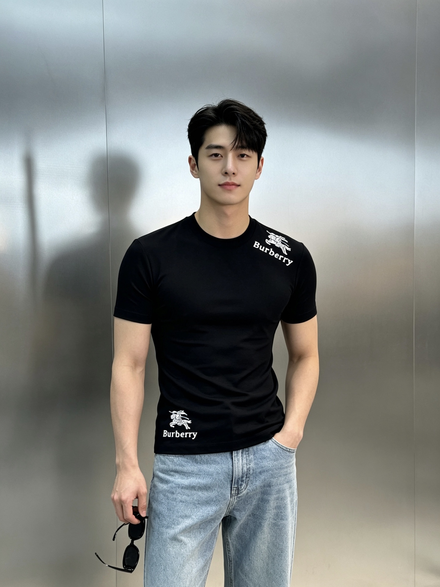 NO:918424,BBR* Burberry spring and summer classic round-neck T-shirt. Same style as Little Red Book ~ with lettered war horse graphics on the shoulders and hem. High-temperature heat transfer process. It will definitely stand the test of time!  !  Super comfortable and breathable 180g mercerized cotton fabric. It has good sweat absorption and breathability, and has a perfect silky texture. It has a classic slim fit and looks very good on the upper body!  Color Black. White. Size M-4XL slim fit (XL recommended for 145 catties), burberry, tees, t-shirt,19860909BBR*巴宝莉春夏经典款圆领T恤.小红书同款～肩膀和下摆部位搭配字母战马图形.高温烫画工艺.绝对经得起时间的考验！！超舒适透气的180g丝光棉面料.吸汗性和透气性都很好,手感丝滑质感都是完美 经典修身版型,上身非常好看！颜色黑色.白色.码数M-4XL修身版型（/145斤建议XL）,,burberry,tees，t-shirt,,Men's clothing