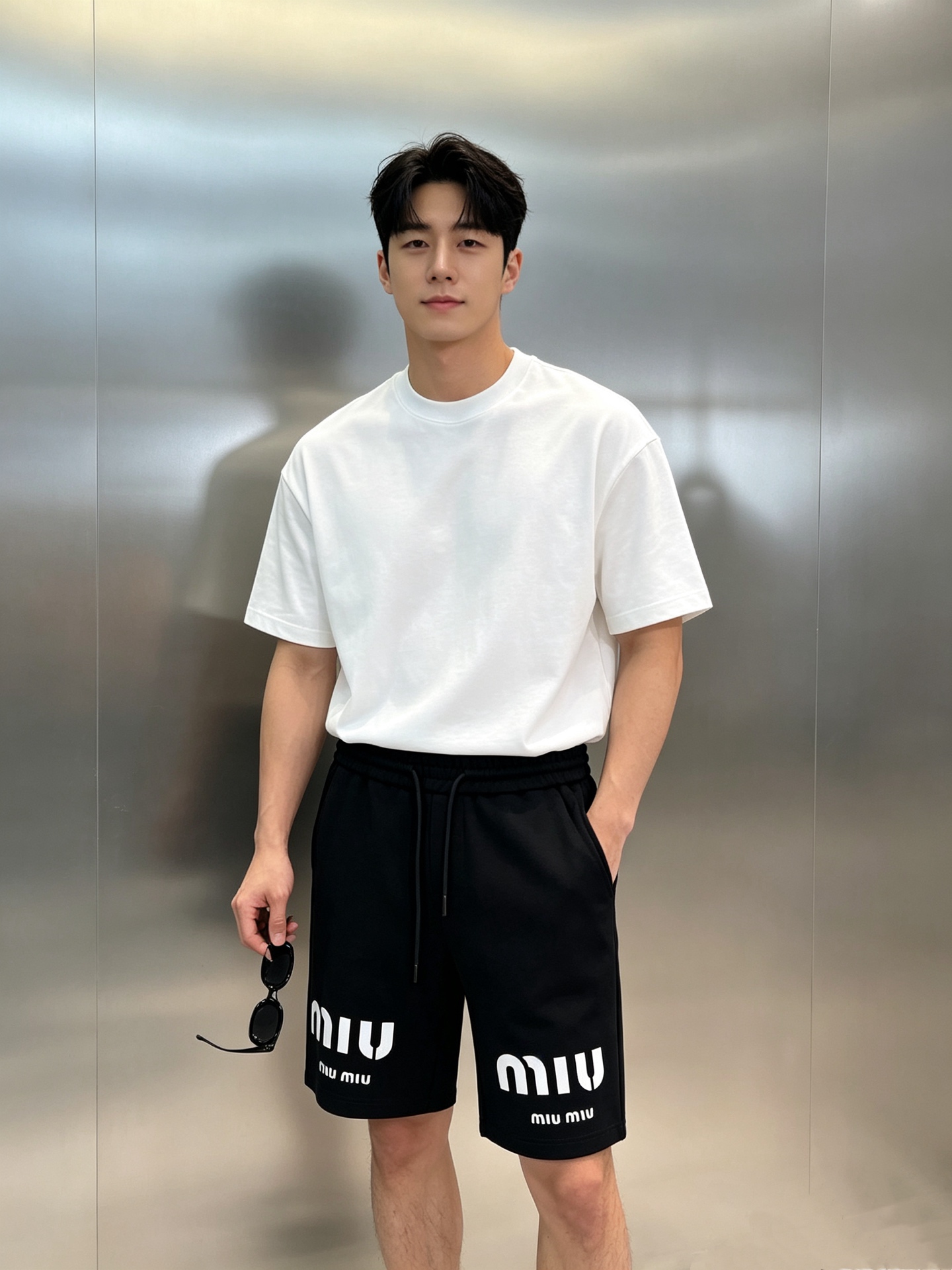 NO:930096,Miu miu's new spring and summer shorts can be paired with suits!  The shape of the brand letters directs the brand image. A very good-looking basic series!  Made of high-end nylon fabric. It is a metal wire fabric. It has anti-wrinkle and wear-resistant properties. It is moisture-absorbent and breathable!  High-end and quality!  Soft and comfortable after soaking in water!  !  The drawstring can be used to adjust the elasticity of your body to create a natural and slim fit, making you energetic and youthful!  !  The upper body of the pants is particularly slim and tolerant. It has all three standards. It is comfortable and soft. It is wide and stylish!  Color Black. White. Size M-3XL/28-36 Fitted version (S and 4XL can be customized)/140 catties Recommended L,,miumiu,shorts,19860909Miu miu春夏新款五分短裤可搭配套装！品牌字母造型直接品牌形象.非常好看的基础款系列！采用高端锦棉面料.属于金属丝面料.具有防皱耐磨特性.吸湿和透气性！高档有质感！ 水冼后柔软舒适！！抽绳松紧调节自然修身得体,活力青春！！其裤上身特别修整身型,包容性强.三标齐.舒适柔软.挺阔有型！颜色黑色.白色.码数M-3XL/28-36合身版型（S和4XL可定做）/140斤建议L,,miumiu,shorts,,Men's clothing