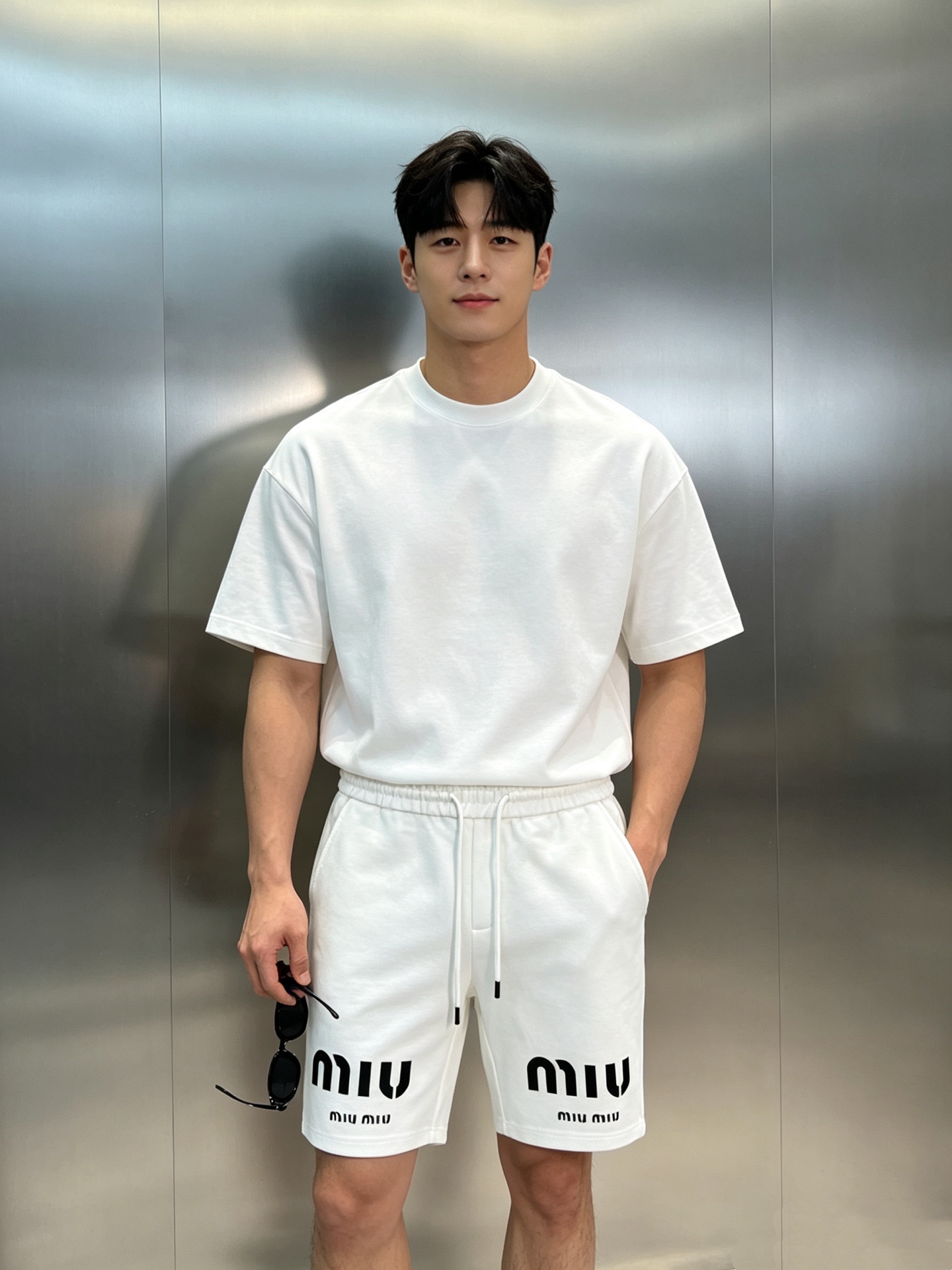 NO:947665,Miu miu's new spring and summer shorts can be paired with suits!  The shape of the brand letters directs the brand image. A very good-looking basic series!  Made of high-end nylon fabric. It is a metal wire fabric. It has anti-wrinkle and wear-resistant properties. It is moisture-absorbent and breathable!  High-end and quality!  Soft and comfortable after soaking in water!  !  The drawstring can be used to adjust the elasticity of your body to create a natural and slim fit, making you energetic and youthful!  !  The upper body of the pants is particularly slim and tolerant. It has all three standards. It is comfortable and soft. It is wide and stylish!  Color Black. White. Size M-3XL/28-36 Fitted version (S and 4XL can be customized)/140 catties Recommended L,,miumiu,shorts,19860909Miu miu春夏新款五分短裤可搭配套装！品牌字母造型直接品牌形象.非常好看的基础款系列！采用高端锦棉面料.属于金属丝面料.具有防皱耐磨特性.吸湿和透气性！高档有质感！ 水冼后柔软舒适！！抽绳松紧调节自然修身得体,活力青春！！其裤上身特别修整身型,包容性强.三标齐.舒适柔软.挺阔有型！颜色黑色.白色.码数M-3XL/28-36合身版型（S和4XL可定做）/140斤建议L,,miumiu,shorts,,Men's clothing