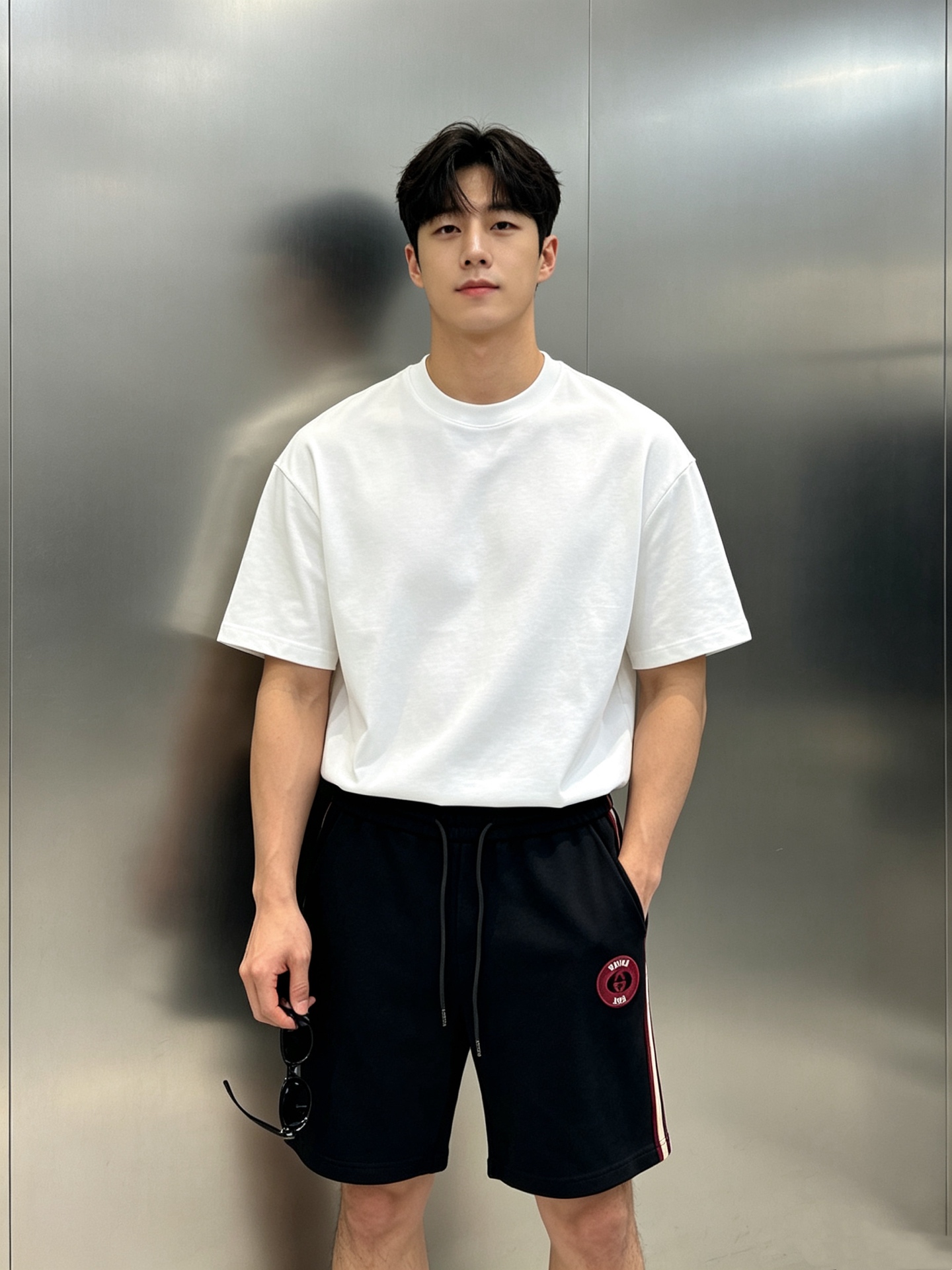 NO:928095,Inheriting Italian luxury and elegance, Gucci’s classic webbing shorts are newly released!  The high-draping Tencel blended fabric is selected, the upper body has an icy cool feeling, it is breathable and not sweaty, it is drape-resistant and more stylish, the retro contrasting webbing on the side runs through the trousers, and the burgundy double G circular embroidered badge is three-dimensional and exquisite, making it highly recognizable!  The elastic drawstring waistband is suitable for all body shapes, and the loose straight pants shape the legs without being unflattering. The three colors of black, white and gray are classic and versatile, making it easy to create a high-end atmosphere for summer daily life and leisure travel. All three standards are met!  Size M-3XL/29-36 (S can be customized)/145 pounds recommended L,,gucci,shorts,19860909承袭意式奢雅格调,Gucci经典织带五分短裤重磅上新！甄选高垂感天丝混纺面料,上身自带冰爽凉感,透气不闷汗,垂顺抗皱更有型,侧边复古撞色织带贯穿裤身,酒红色双G圆形刺绣徽章,立体精致,辨识度拉满！松紧抽绳腰头适配各类身形,宽松直筒裤型修饰腿型不挑人.黑白灰三色经典百搭,夏日日常、休闲出行轻松拿捏高级氛围感.三标齐！码数M-3XL/29-36（S可订做）/145斤建议L,,gucci,shorts,,Men's clothing