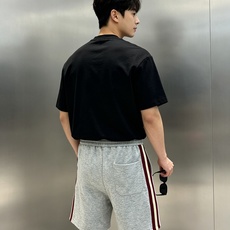 承袭意式奢雅格调,Gucci经典织带五分短裤重磅上新!甄选高垂感天丝混纺面料,上身自带冰爽凉感,透气不闷 承袭意式奢雅格调,Gucci经典织带五分短裤重磅上新!甄选高垂感天丝混纺面料,上身自带冰爽凉感,透气不闷