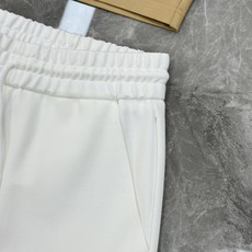 承袭法式极简美学,MM6 Maison Margiela夏季锦棉休闲短裤🩳重磅上新甄选高支锦棉混纺面料, 承袭法式极简美学,MM6 Maison Margiela夏季锦棉休闲短裤🩳重磅上新甄选高支锦棉混纺面料,
