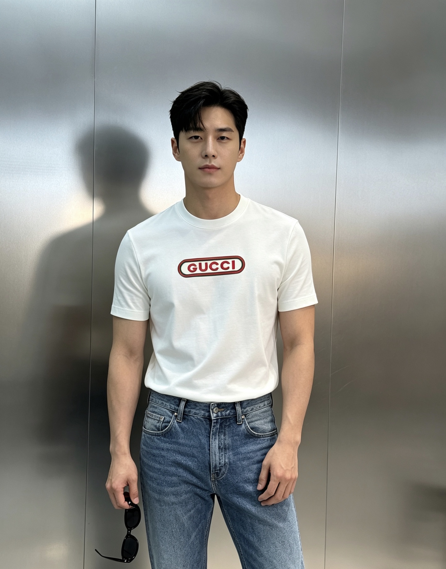 NO:928060,Gucci Gucci spring and summer new round-neck T-shirt. Letters are 3D pyrographed. Classic brand matching in red and green colors. Customized fabric of 190g mercerized cotton is carefully cultivated, pure German machine 16-needle strict craftsmanship, each piece has to go through nine complex processes to produce ready-made clothes. The cabinets have consistent standards, and the details are even more shocking.  Good stuff, authentic presentation, the real thing is comfortable and perfect. Color black and white. Size M-4XL slim fit (/145 catties recommended XL), gucci, tees, t-shirt,19860909Gucci古奇春夏新款圆领T恤.字母3D立体烫画.红绿色彩经典品牌搭配.定制面料190g丝光棉精耕细作,纯正德国机16针严苛工艺,每一件都经过九道工序复杂处理才出好成衣,柜面一致的标准,细节更是令人震撼 好东西,原汁原味呈现,实物就是舒适完美..颜色黑色.白色.码数M-4XL修身版型（/145斤建议XL）,,gucci,tees，t-shirt,,Men's clothing