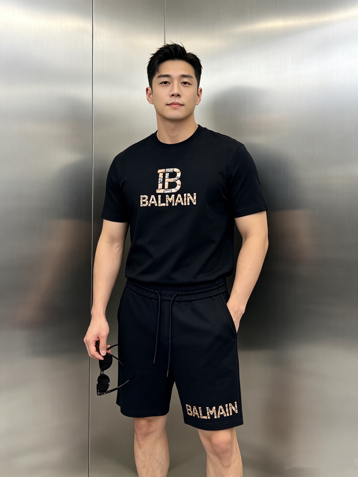 NO:933422,Tops and pants  Balmain's summer limited five-point shorts are made of heavy nylon and cotton fabrics that are soft and draped. The three-dimensional printed texture of gravel elements is full of texture. The details of the double B logo on the front and back are exquisite. The nylon-cotton blended knitted fabric is selected. The scientific ratio of cotton and nylon retains the properties of pure cotton, which is skin-friendly, breathable, moisture-absorbing and sweat-wicking. It is superimposed on the high anti-wrinkle and high drape properties of nylon. The fabric surface has a delicate matte texture, and the upper body is soft and waxy.  Sweat-free, not easy to deform and pill when worn for a long time, drapes neatly and does not cling to the thighs, taking into account comfort and light luxury texture. Just need to stock up on three colors, a light luxury men’s summer must-have item. Color black, blue, white. Size M-3XL fit version (S and 4XL can be customized)/140 pounds recommended L,, balmain, balmain, shorts,19860909上衣.裤子 Balmain巴尔曼夏季限定五分短裤重磅锦棉面料软糯垂顺,碎石元素立体印花质感拉满,前后双B标识细节考究,甄选锦棉混纺针织面料,棉锦科学配比,保留纯棉亲肤透气、吸湿排汗属性,叠加锦纶高抗皱、高垂坠特性；布面细腻哑光质感,上身软糯不闷汗,久穿不易变形起球,垂感利落不贴大腿,兼顾舒适度与轻奢质感.三色刚需囤货款,轻奢男士夏日刚需单品.颜色黑色.蓝色.白色.码数M-3XL合身版型（S和4XL可订做）/140斤建议L,,balmain,balmain,shorts,,Men's clothing