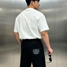 D&G杜嘉班纳春夏新款五分短裤🩳口袋原版五金皮标搭配.后口袋尊贵皇室花型绣花设计.着身廓形独一无二,重工 D&G杜嘉班纳春夏新款五分短裤🩳口袋原版五金皮标搭配.后口袋尊贵皇室花型绣花设计.着身廓形独一无二,重工