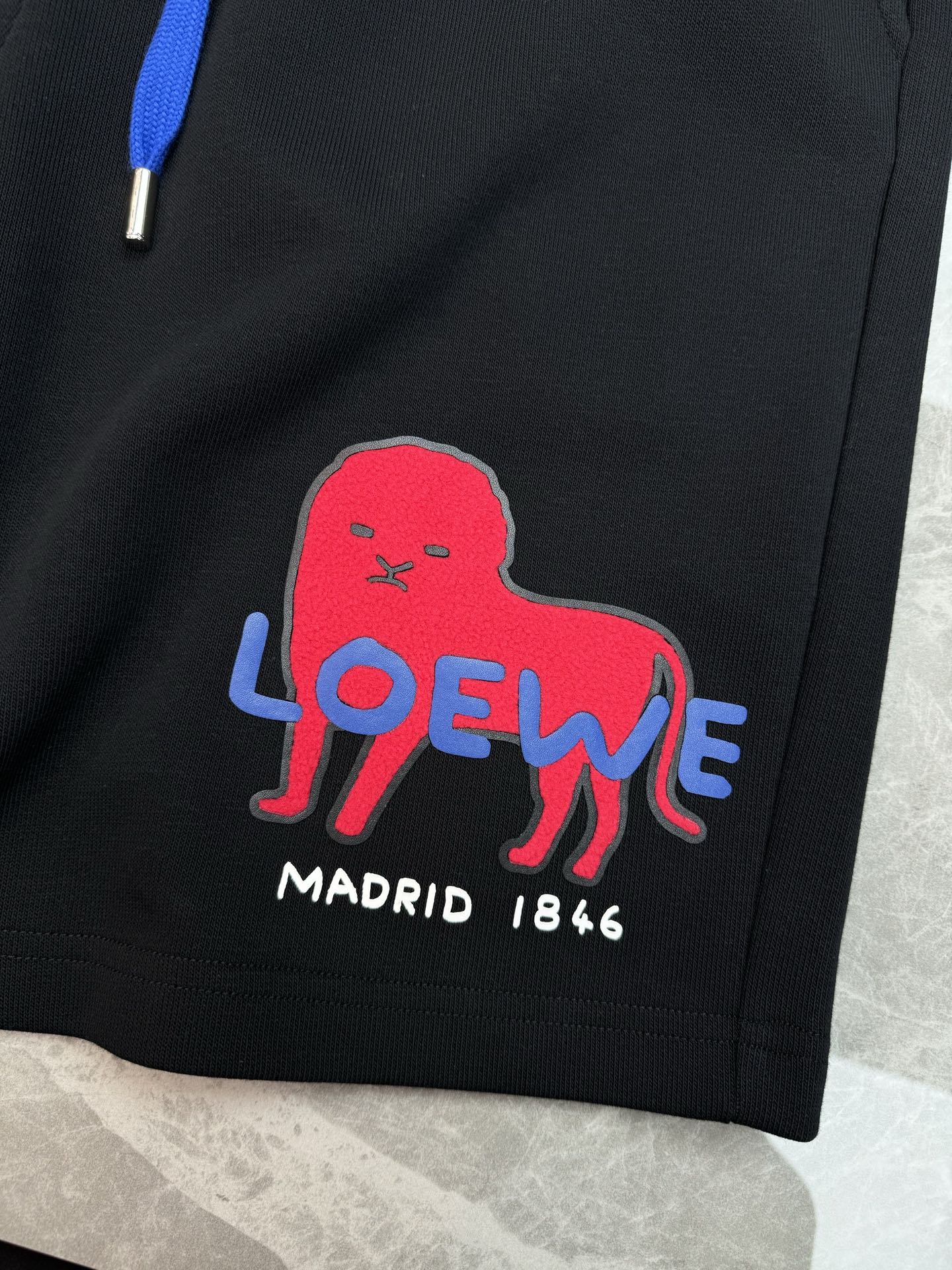 一套Loewe罗意威1846系列夏季短裤套装👑印花T恤+五分短裤，纯棉材质，穿着舒适透气，夏天超适合！T