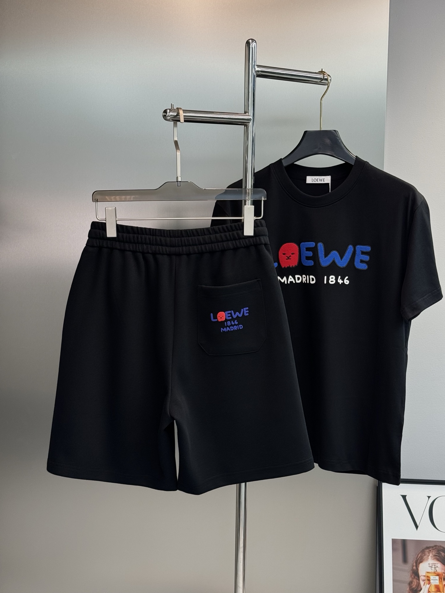 一套Loewe罗意威1846系列夏季短裤套装👑印花T恤+五分短裤，纯棉材质，穿着舒适透气，夏天超适合！T