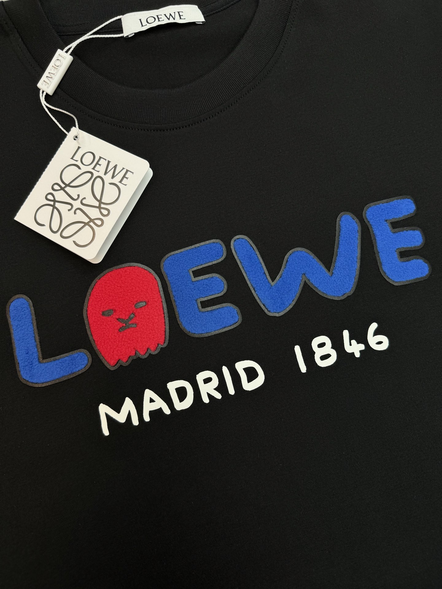 一套Loewe罗意威1846系列夏季短裤套装👑印花T恤+五分短裤，纯棉材质，穿着舒适透气，夏天超适合！T