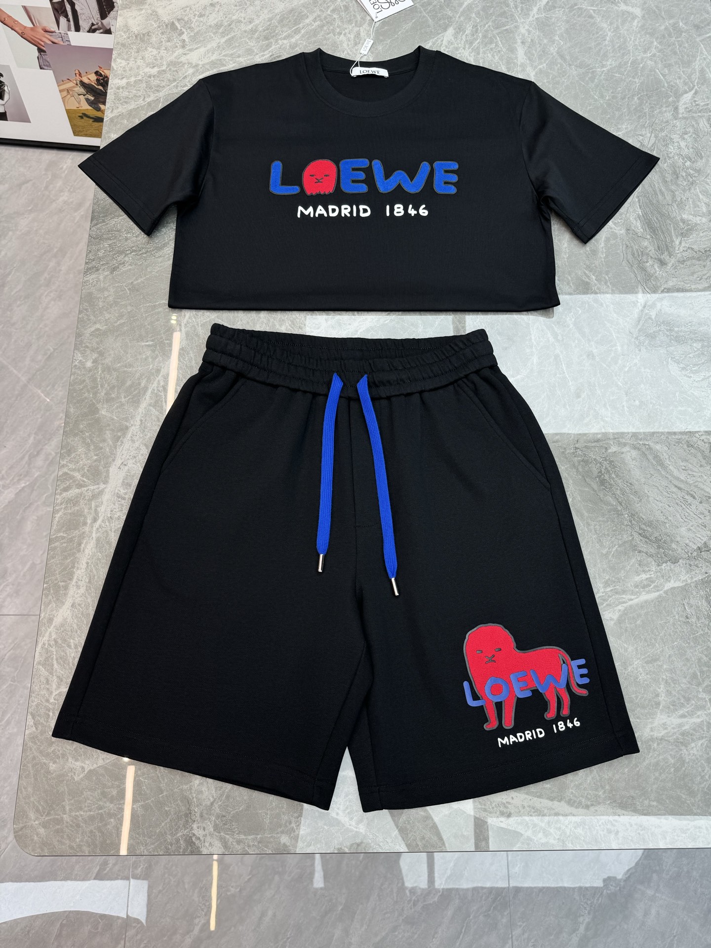 一套Loewe罗意威1846系列夏季短裤套装👑印花T恤+五分短裤，纯棉材质，穿着舒适透气，夏天超适合！T