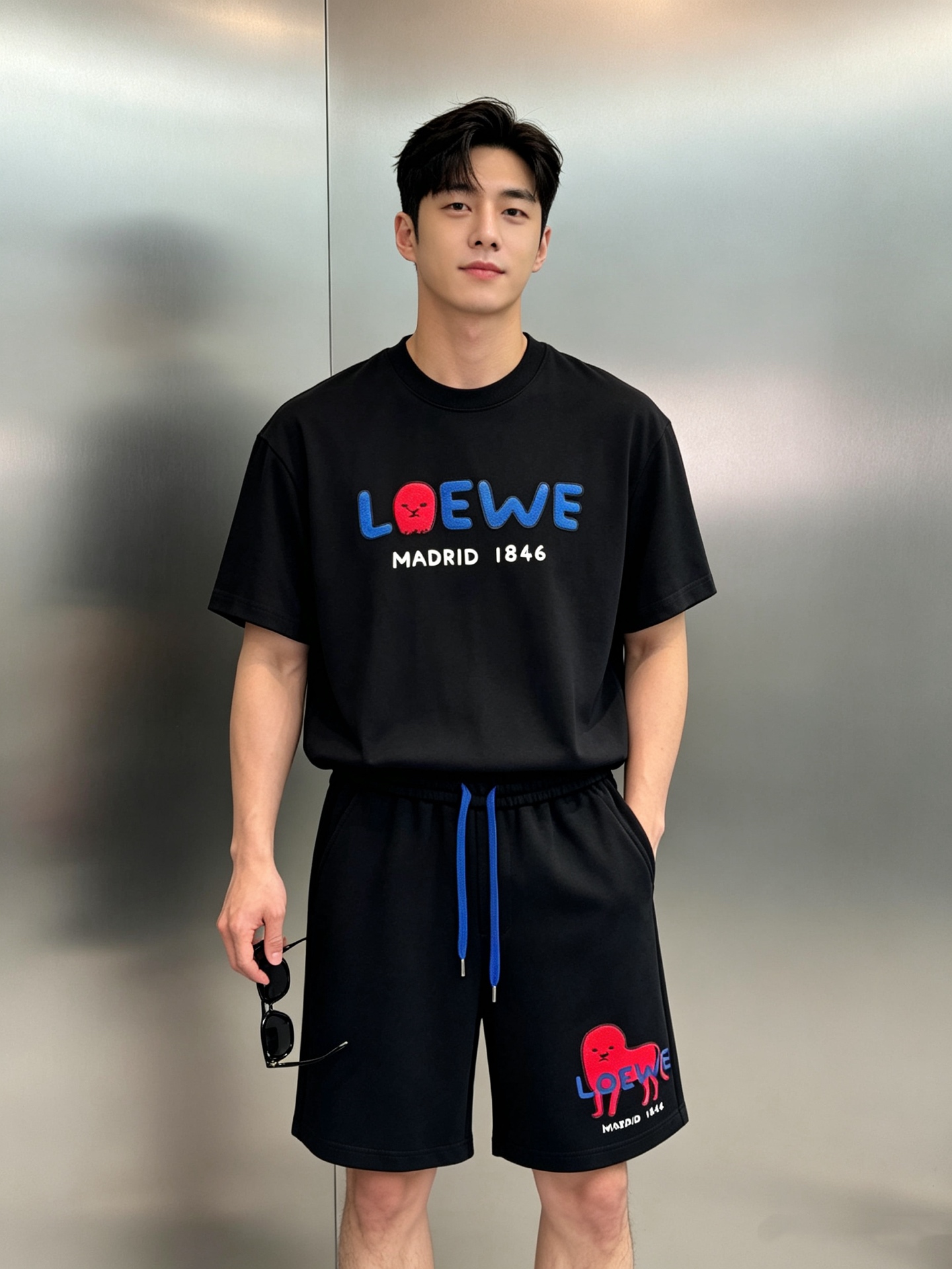 NO:933401,A set of Loewe 1846 series summer shorts set printed T-shirt + five-point shorts, made of pure cotton, comfortable and breathable, perfect for summer!  The front of the T-shirt has the words 'LOEWE MADRID 1846' + Loewe pattern, using high-temperature heat transfer three-dimensional technology. The shorts are simple and recognizable, with pure black and white main color, blue drawstring, and the same calf print in the lower right corner. The overall style is super unified!  It can be easily used for daily leisure and vacation. It is OK to match with sports shoes or sandals. It is comfortable and fashionable ~ color black and white. Size M-3XL regular version (/140 pounds recommended L), loewe, loewe, sandals, sneakers, shorts, tees, t-shirt19860909一套 Loewe罗意威1846系列夏季短裤套装印花T恤+五分短裤,纯棉材质,穿着舒适透气,夏天超适合！T恤正面“LOEWE MADRID 1846”字样+Loewe图案,高温烫画立体工艺.简约又有辨识度短裤纯黑白主色,蓝色抽绳,右下角同款小牛印花,整体风格超统一！日常休闲、度假都能轻松驾驭,搭配运动鞋或凉鞋都很OK,舒适又时髦～颜色黑色.白色.码数M-3XL常规版型（/140斤建议L）,,loewe,loewe,sandals,sneakers,shorts,tees，t-shirt,,Men's clothing