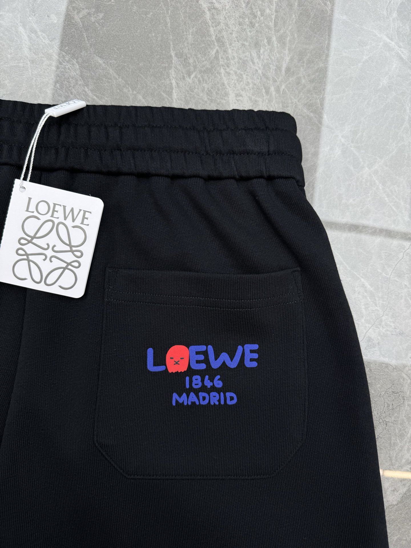 一套Loewe罗意威1846系列夏季短裤套装👑印花T恤+五分短裤，纯棉材质，穿着舒适透气，夏天超适合！T