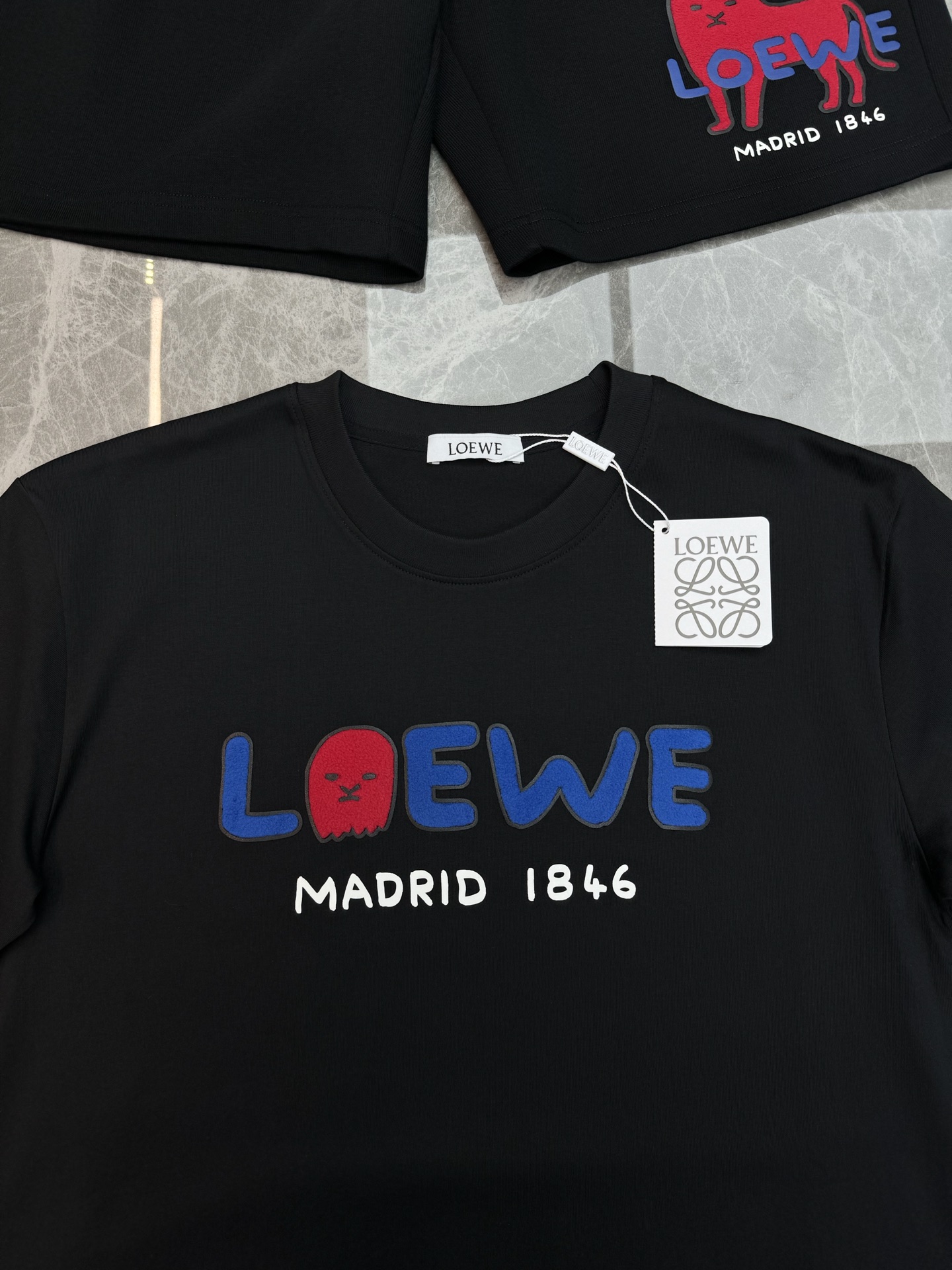 一套Loewe罗意威1846系列夏季短裤套装👑印花T恤+五分短裤，纯棉材质，穿着舒适透气，夏天超适合！T