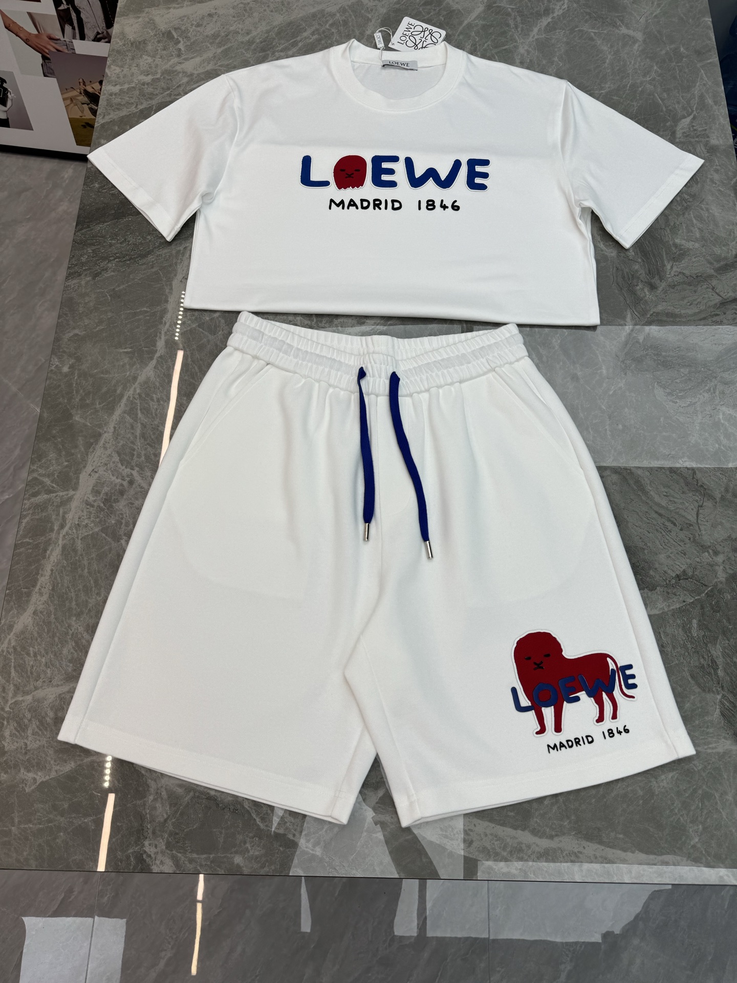 一套Loewe罗意威1846系列夏季短裤套装👑印花T恤+五分短裤，纯棉材质，穿着舒适透气，夏天超适合！T
