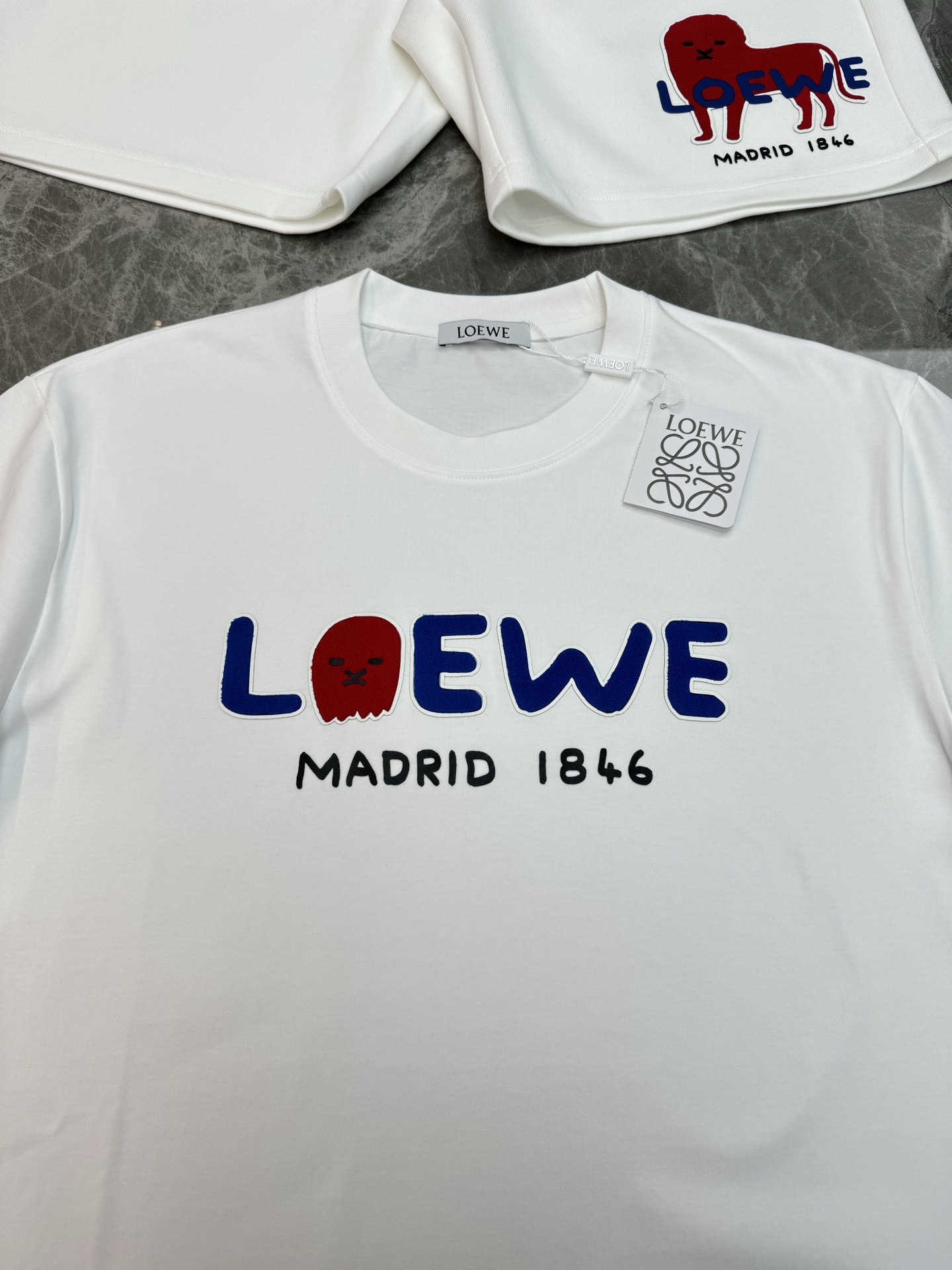 一套Loewe罗意威1846系列夏季短裤套装👑印花T恤+五分短裤，纯棉材质，穿着舒适透气，夏天超适合！T