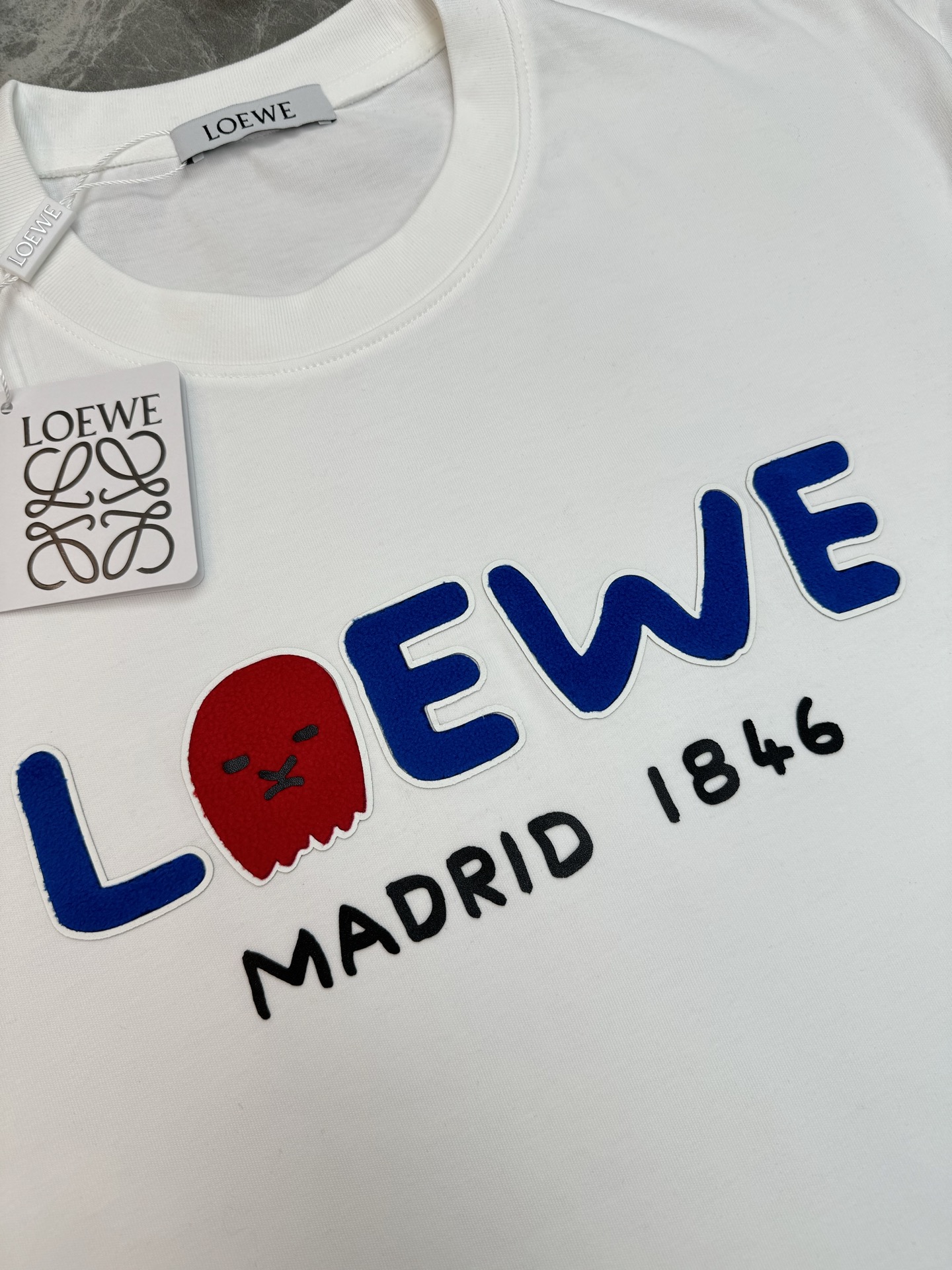 一套Loewe罗意威1846系列夏季短裤套装👑印花T恤+五分短裤，纯棉材质，穿着舒适透气，夏天超适合！T