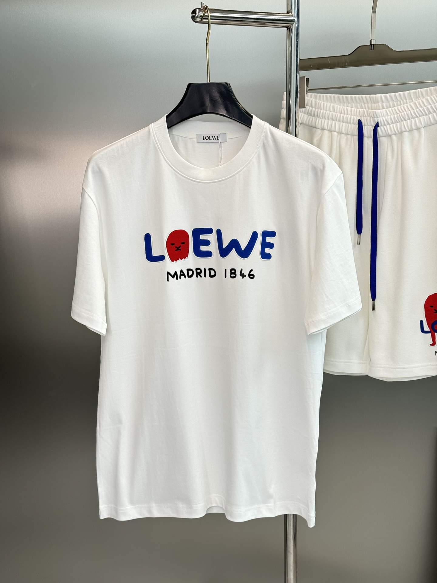 一套Loewe罗意威1846系列夏季短裤套装👑印花T恤+五分短裤，纯棉材质，穿着舒适透气，夏天超适合！T