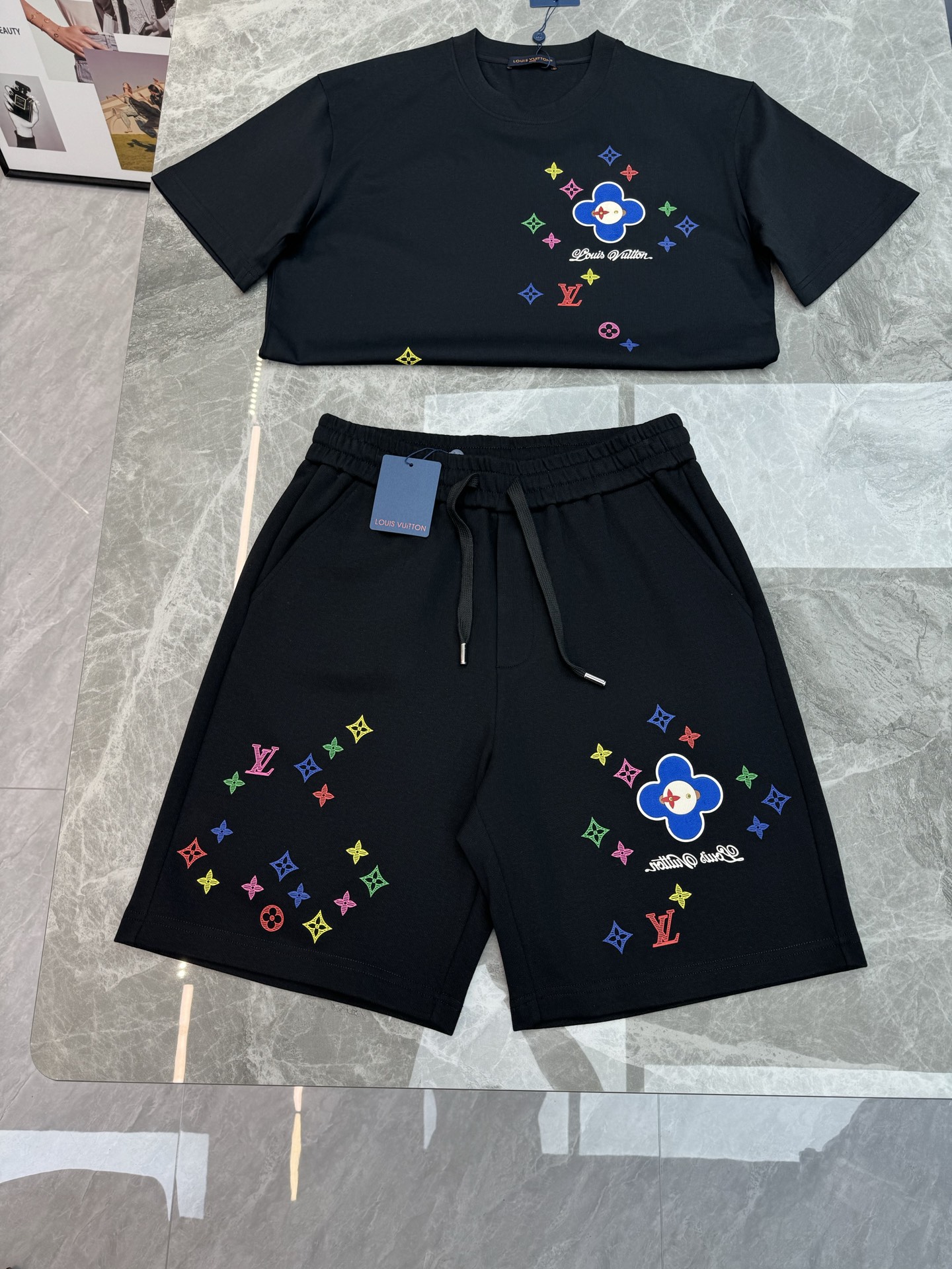 一套高质感LV休闲两件套｜路易威登夏季短裤套装推荐🆕把高级松弛穿在身上.重工彩色高温烫画四叶花，撞色满印