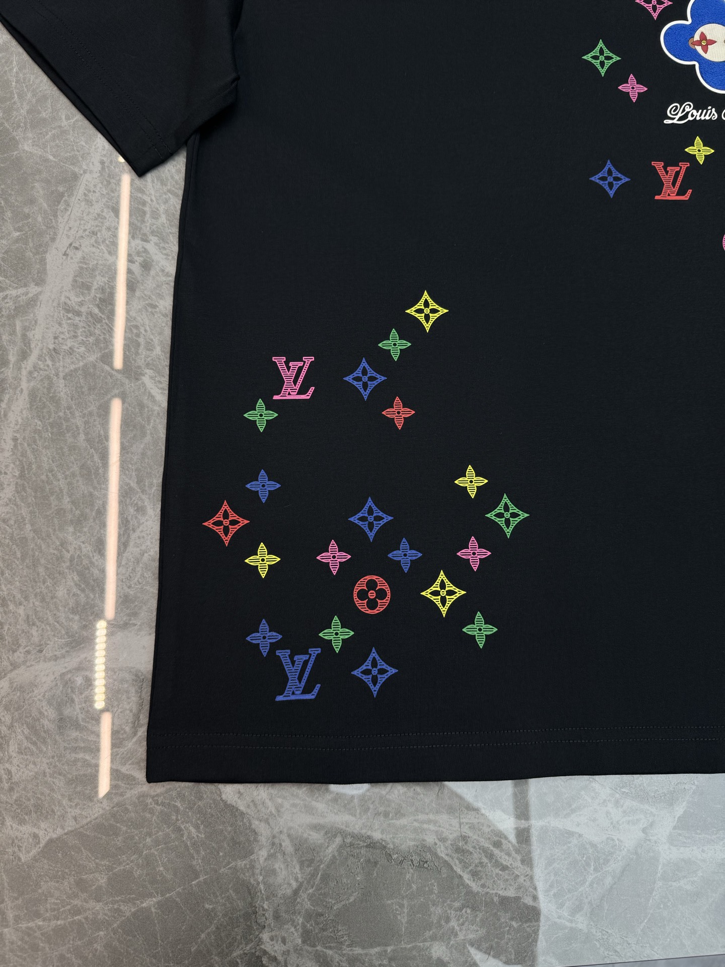 一套高质感LV休闲两件套｜路易威登夏季短裤套装推荐🆕把高级松弛穿在身上.重工彩色高温烫画四叶花，撞色满印