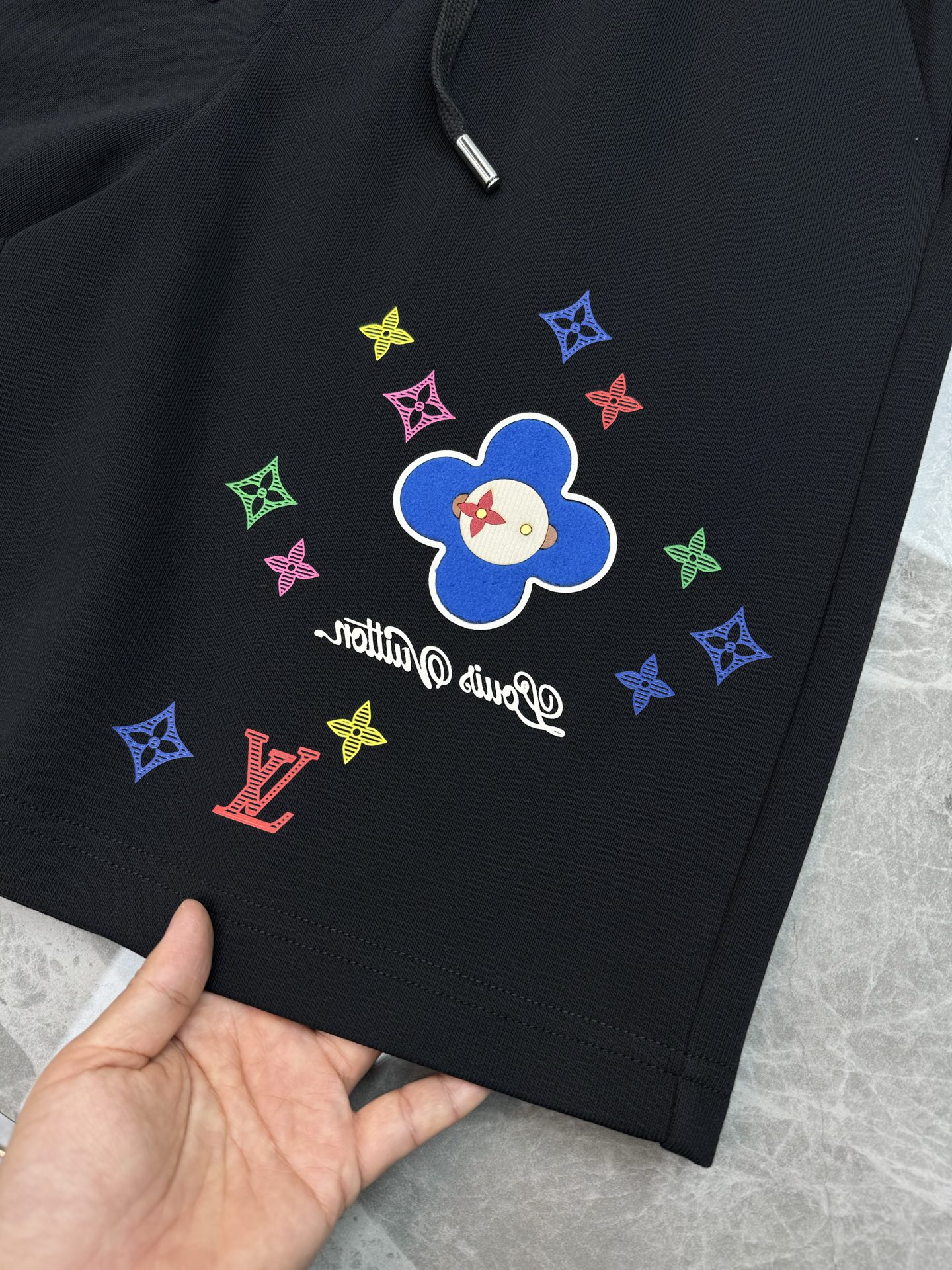 一套高质感LV休闲两件套｜路易威登夏季短裤套装推荐🆕把高级松弛穿在身上.重工彩色高温烫画四叶花，撞色满印