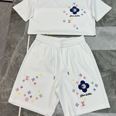 一套高质感LV休闲两件套|路易威登夏季短裤套装推荐🆕把高级松弛穿在身上.重工彩色高温烫画四叶花,撞色满印 一套高质感LV休闲两件套|路易威登夏季短裤套装推荐🆕把高级松弛穿在身上.重工彩色高温烫画四叶花,撞色满印