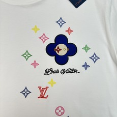 一套高质感LV休闲两件套|路易威登夏季短裤套装推荐🆕把高级松弛穿在身上.重工彩色高温烫画四叶花,撞色满印 一套高质感LV休闲两件套|路易威登夏季短裤套装推荐🆕把高级松弛穿在身上.重工彩色高温烫画四叶花,撞色满印
