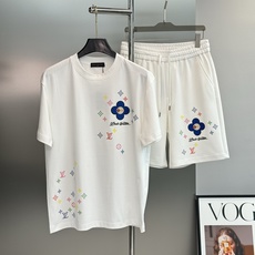 一套高质感LV休闲两件套|路易威登夏季短裤套装推荐🆕把高级松弛穿在身上.重工彩色高温烫画四叶花,撞色满印 一套高质感LV休闲两件套|路易威登夏季短裤套装推荐🆕把高级松弛穿在身上.重工彩色高温烫画四叶花,撞色满印