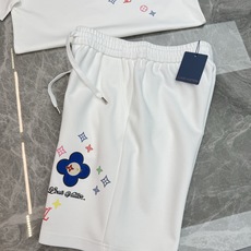 一套高质感LV休闲两件套|路易威登夏季短裤套装推荐🆕把高级松弛穿在身上.重工彩色高温烫画四叶花,撞色满印 一套高质感LV休闲两件套|路易威登夏季短裤套装推荐🆕把高级松弛穿在身上.重工彩色高温烫画四叶花,撞色满印