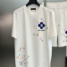 一套高质感LV休闲两件套|路易威登夏季短裤套装推荐🆕把高级松弛穿在身上.重工彩色高温烫画四叶花,撞色满印 一套高质感LV休闲两件套|路易威登夏季短裤套装推荐🆕把高级松弛穿在身上.重工彩色高温烫画四叶花,撞色满印