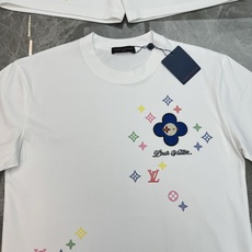 一套高质感LV休闲两件套|路易威登夏季短裤套装推荐🆕把高级松弛穿在身上.重工彩色高温烫画四叶花,撞色满印 一套高质感LV休闲两件套|路易威登夏季短裤套装推荐🆕把高级松弛穿在身上.重工彩色高温烫画四叶花,撞色满印