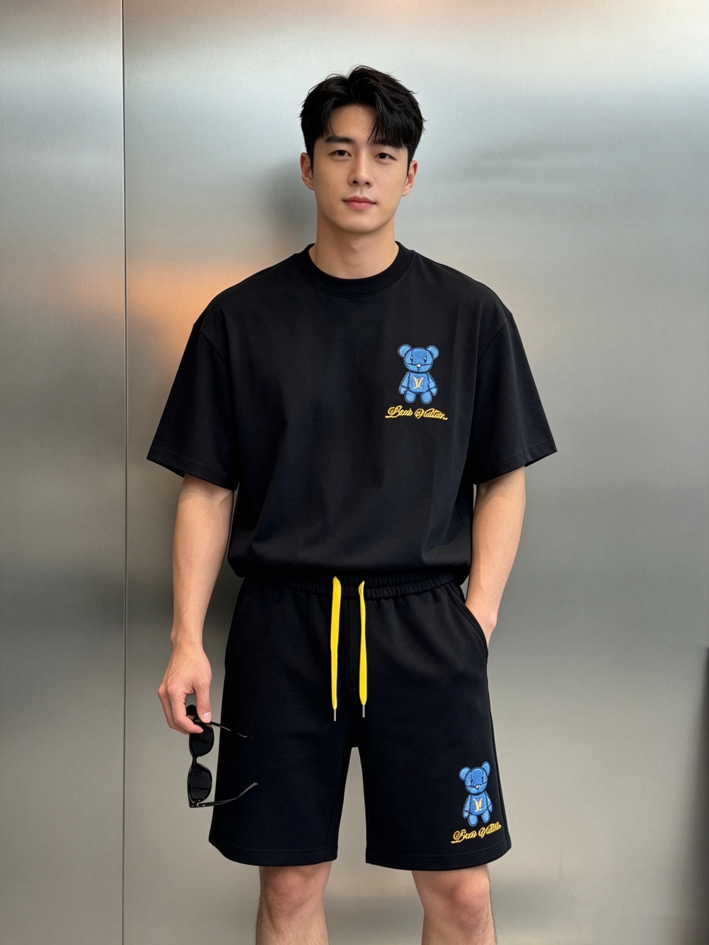 NO:933388,A set of Louis Vuitton - a summer boy's LV bear suit | A complete set for lazy people to wear with the ceiling. Wear the gentle bear on your body. Heavy flocking cartoon bear, high temperature heat transfer process. Contrast color drawstring embellishment. Heavy breathable cotton material, say goodbye to the hot and sticky summer!  The loose fit does not matter the figure, and can be easily controlled by fat boys. The complete set eliminates the worry of matching, and the colors are black and white with a high-end atmosphere. The size is M-319860909一套 路易威登-夏日男生本命LV小熊套装｜懒人成套穿搭天花板.把温柔小熊穿在身上.重工植绒卡通小熊,高温烫画工艺.撞色抽绳点缀小心机.重磅透气棉料,告别夏日闷热黏腻！不挑身材的宽松版型,微胖男生也能轻松驾驭.成套穿搭省去搭配烦恼,随手拍都是高级氛围感颜色黑色.白色.码数M-3XL常规版型（/140斤建议L）,,louis vuitton,louis vuitton,,Men's clothing