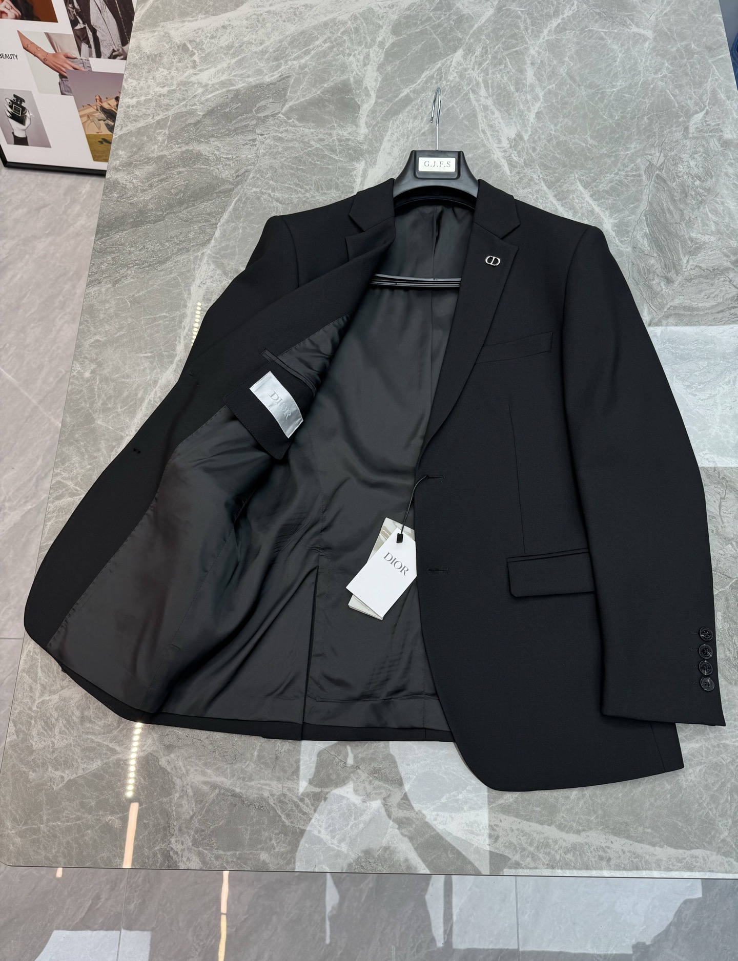 一套DIOR经典CD金属饰标色纺套西🤵男士修身商务黑色西装两件套.外贸公司订单！高阶男士衣柜刚需正装，色