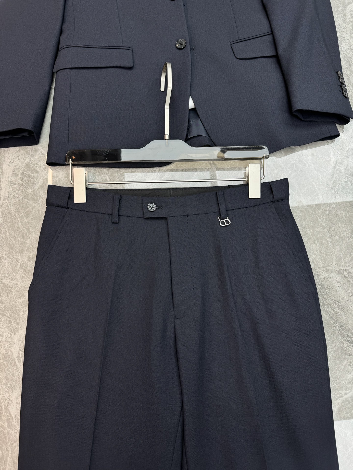 一套DIOR经典CD金属饰标色纺套西🤵男士修身商务黑色西装两件套.外贸公司订单！高阶男士衣柜刚需正装，色