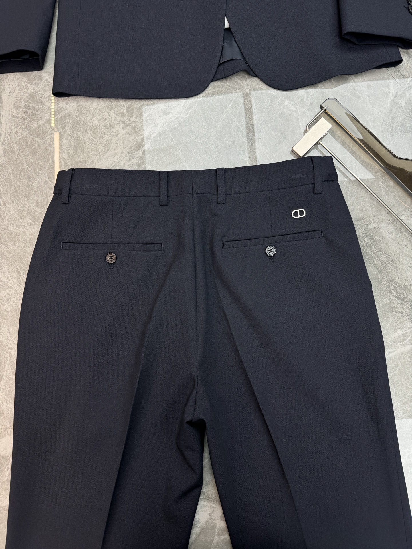 一套DIOR经典CD金属饰标色纺套西🤵男士修身商务黑色西装两件套.外贸公司订单！高阶男士衣柜刚需正装，色