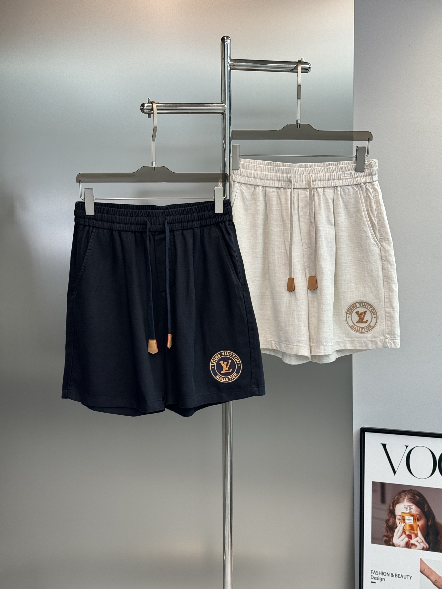 NO:937418,Advanced relaxed men's LV linen shorts | Summer pants that are not stuffy in summer. It's really hard for boys to wear long pants in summer. These LV linen shorts directly solve the stuffy problem!  The fabric is made of natural linen, which has a breathable texture. The upper body is refreshing and wicks away sweat. It will not stick to the legs and has a lazy and relaxed atmosphere. It is fitted in a five-point cut, not tight or dragging, and the length of the pants is just right to modify the leg shape. It can be controlled by all kinds of body types. The elastic drawstring design at the waist is matched with leather beads details, making it easy to put on and take off without restraint. The sides are retro and round.  The LV leather logo is low-key and not exaggerated, different from bad street prints, and full of texture. Navy blue is calm and restrained, and off-white is refreshing and clean. The two colors can be matched with solid color T-shirts, polo shirts, and shirts. They are suitable for daily commuting, seaside vacations, and city travel. It is a must-have item for boys' summer wardrobe. Size M-3XL regular version!  (/140 catties recommended L),,louis vuitton,shorts,shirts,tees,t-shirt,19860909高级松弛男士LV亚麻短裤｜夏日不闷神裤男生夏天穿长裤真的太煎熬,这条LV亚麻短裤直接解决闷热难题！面料甄选天然亚麻,自带透气肌理,上身清爽排汗,不会闷汗贴腿,自带慵懒松弛氛围感.合身五分剪裁,不紧绷不拖沓,裤长刚好修饰腿型,各类身材都能驾驭,腰头弹力抽绳设计,搭配皮质吊珠细节,穿脱自在无束缚.侧边复古圆形LV皮质徽标,低调不浮夸,区别烂大街印花,质感拉满.藏青沉稳内敛,米白清爽干净,两个色系随便搭纯色T恤、Polo、衬衫,日常通勤、海边度假、城市出行全部适配,轻奢男生夏日衣柜必备单品.码数M-3XL常规版型！（/140斤建议L）,,louis vuitton,shorts,shirts,tees，t-shirt,,Men's clothing