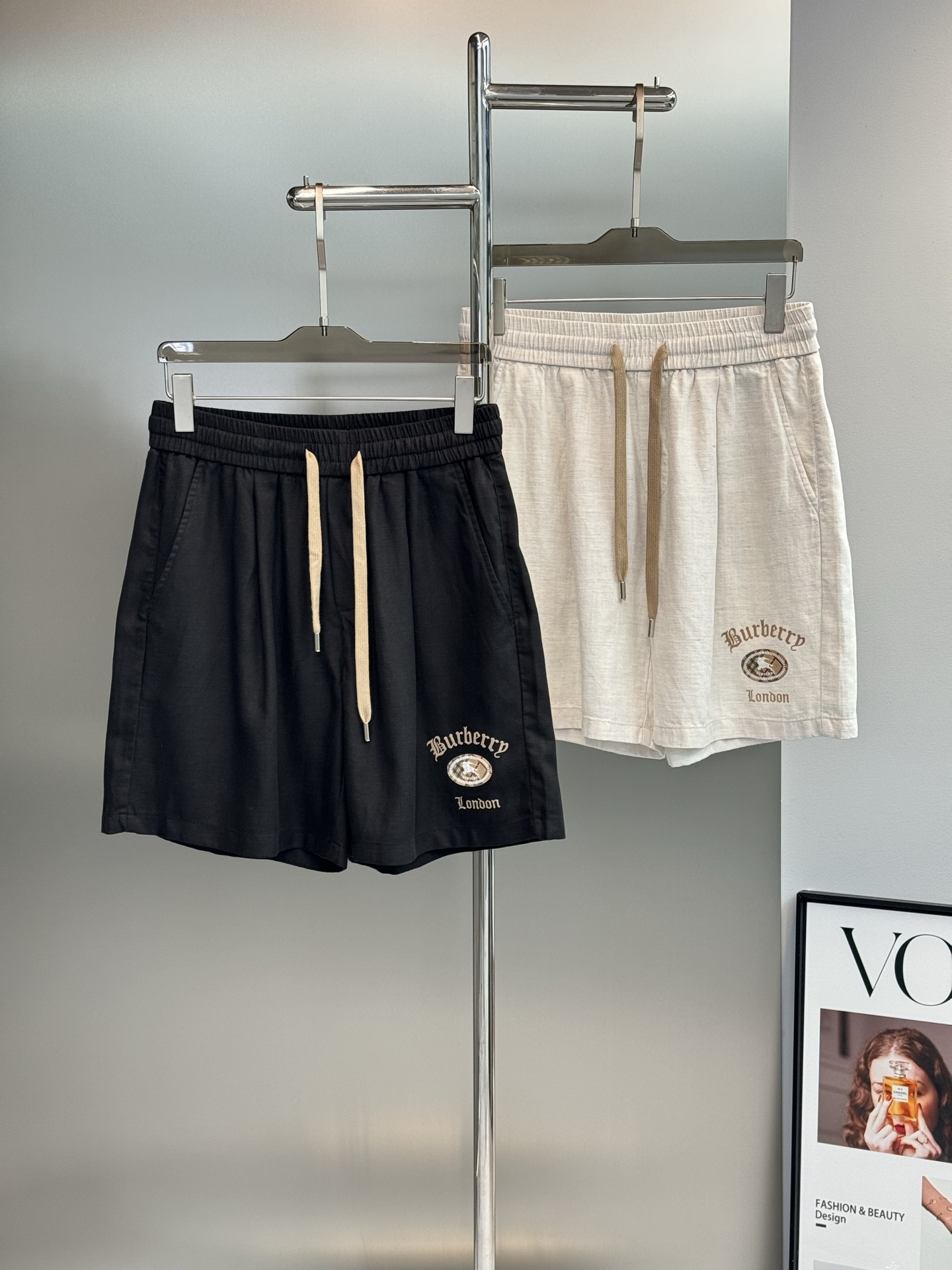 NO:937416,British relaxed feeling | Burberry's new linen men's shorts are summer luxury shorts specially designed for men who are afraid of heat. They are made of natural washed linen blended fabric and say goodbye to sweaty and sticky legs in summer!  The texture of high-count linen is breathable and heat-dissipating. It has a soft and distressed texture. The slight wrinkles give it a lazy British accent. It is not easy to get hot after sitting for a long time!  Fitted with a five-point straight fit, neither tight nor baggy, it modifies the lines of the thighs and thighs, making it easy to control various body shapes. The length of the dress is neat and proportional. The waist is widened and elasticated, and it is paired with a cotton metal-tipped drawstring, so your belly is not constrained!  The trouser legs have retro Gothic font plaid knight oval logo, high-temperature three-dimensional heat transfer. Low-key and not exaggerated. The double patch pockets on the back waist are practical and can be packed, and the back pocket hides the classic plaid woven label. The inner workmanship is neat, and the three logos are complete to restore the texture of the counter. Two colors are available, classic black sunken.  Stable for business, the off-white linen color has a refreshing holiday style. It can be paired with a mercerized cotton T-shirt, solid color Polo, or simple shirt. It can be used for city travel, seaside travel, and weekend leisure. Men who understand texture can close their eyes and buy it. Size M-3XL regular version!  (/140 catties recommended L),,burberry,shorts,shirts,tees,t-shirt,19860909英伦松弛感｜Burberry新款亚麻男士短裤专为怕热男士打造的夏日轻奢短裤,天然水洗亚麻混纺面料,彻底告别夏天闷汗黏腿！高支亚麻肌理,透气散热,自带柔和做旧质感,轻微褶皱反而更有慵懒英伦腔调,日常久坐不易发烫！合身五分直筒版型,不紧绷不阔垮,修饰大小腿线条,各种身形轻松驾驭,衣长利落显比例.腰头加宽高弹松紧,搭配棉质金属头抽绳,大肚子也无束缚！裤腿复古哥特字体格纹骑士椭圆标,高温立体烫画.低调不浮夸.后腰双贴袋实用能装,后袋暗藏经典格纹织唛,内里做工工整,三标齐全还原专柜质感.双色可选经典黑色沉稳商务,米白亚麻色清爽度假风,搭配丝光棉T恤、纯色Polo、简约衬衫均可,城市出行、海边旅游、周末休闲一条搞定,懂质感的男士闭眼入.码数M-3XL常规版型！（/140斤建议L）,,burberry,shorts,shirts,tees，t-shirt,,Men's clothing