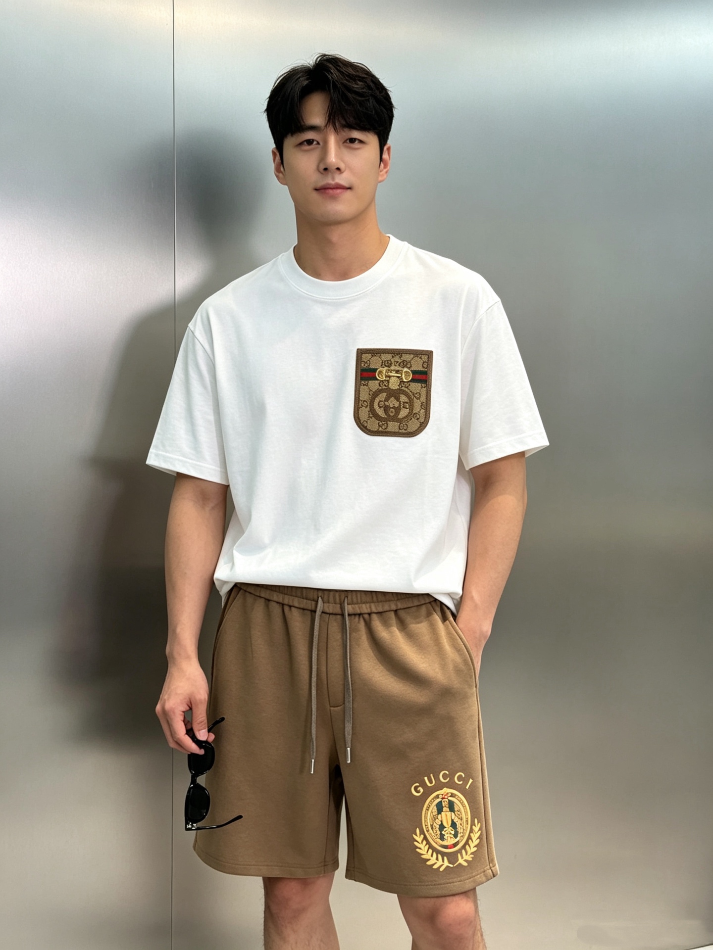 NO:937410,Tops. Pants. Gucci knight badge five-point shorts. Gucci new knight wheat style for men and women. Heavy washed pure cotton composite fabric. Classic webbing horsebit, coffee/off-white two colors, light luxury and versatile, bringing a high-end feel to daily outings!  Retro knight emblem printed shorts, elastic drawstring that is not flattering on the figure, red and green webbing metal buckle on the back pocket, light luxury casual pants with full details. The most luxurious casual pants for summer, soft and skin-friendly cotton material, low-key retro logo, a versatile style for commuting and vacation!  Two-color recommendation!  Size M-3XL regular version!  (/catties recommended L),,gucci,shorts,19860909上衣.裤子 Gucci骑士徽章五分短裤.男女同款Gucci新款骑士麦穗风.重磅水洗纯棉复合面料.经典织带马衔扣,咖色/米白两色轻奢百搭,日常出街自带高级感！复古骑士徽章印花短裤,松紧抽绳不挑身材,后袋红绿织带金属扣,细节拉满的轻奢休闲裤.夏季顶奢休闲五分裤,软糯亲肤棉料,低调复古标识,通勤度假穿搭万能款！双色推荐！码数M-3XL常规版型！（/斤建议L）,,gucci,shorts,,Men's clothing